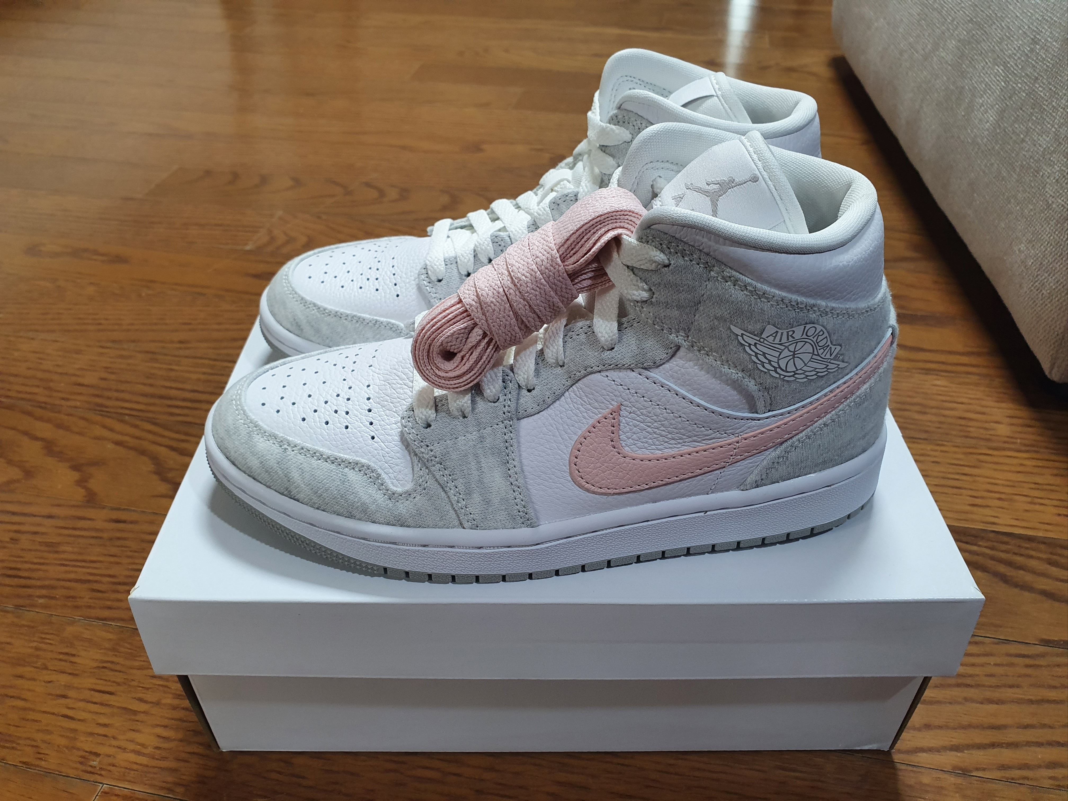 (W) Jordan 1 Mid SE Light Iron Ore 착용 스타일 - 1