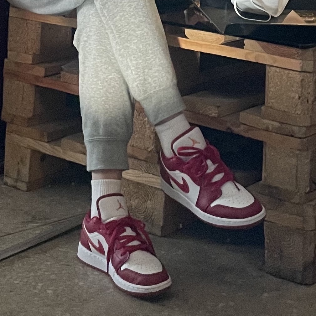 (GS) Jordan 1 Low Cardinal Red 착용 스타일 - 1