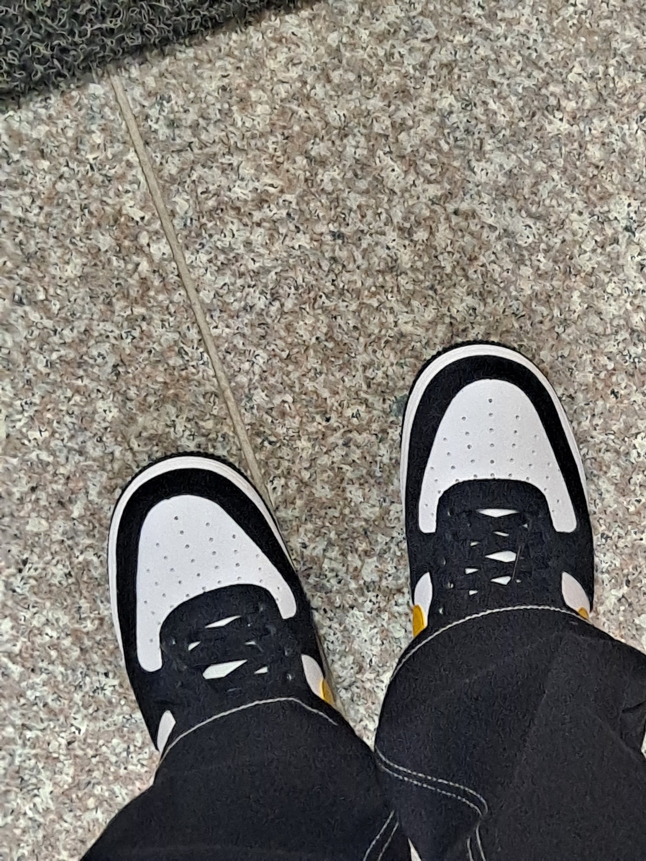 Nike Air Force 1 '07 LV8 Athletic Club Black Dark Sulfur 착용 스타일 - 2