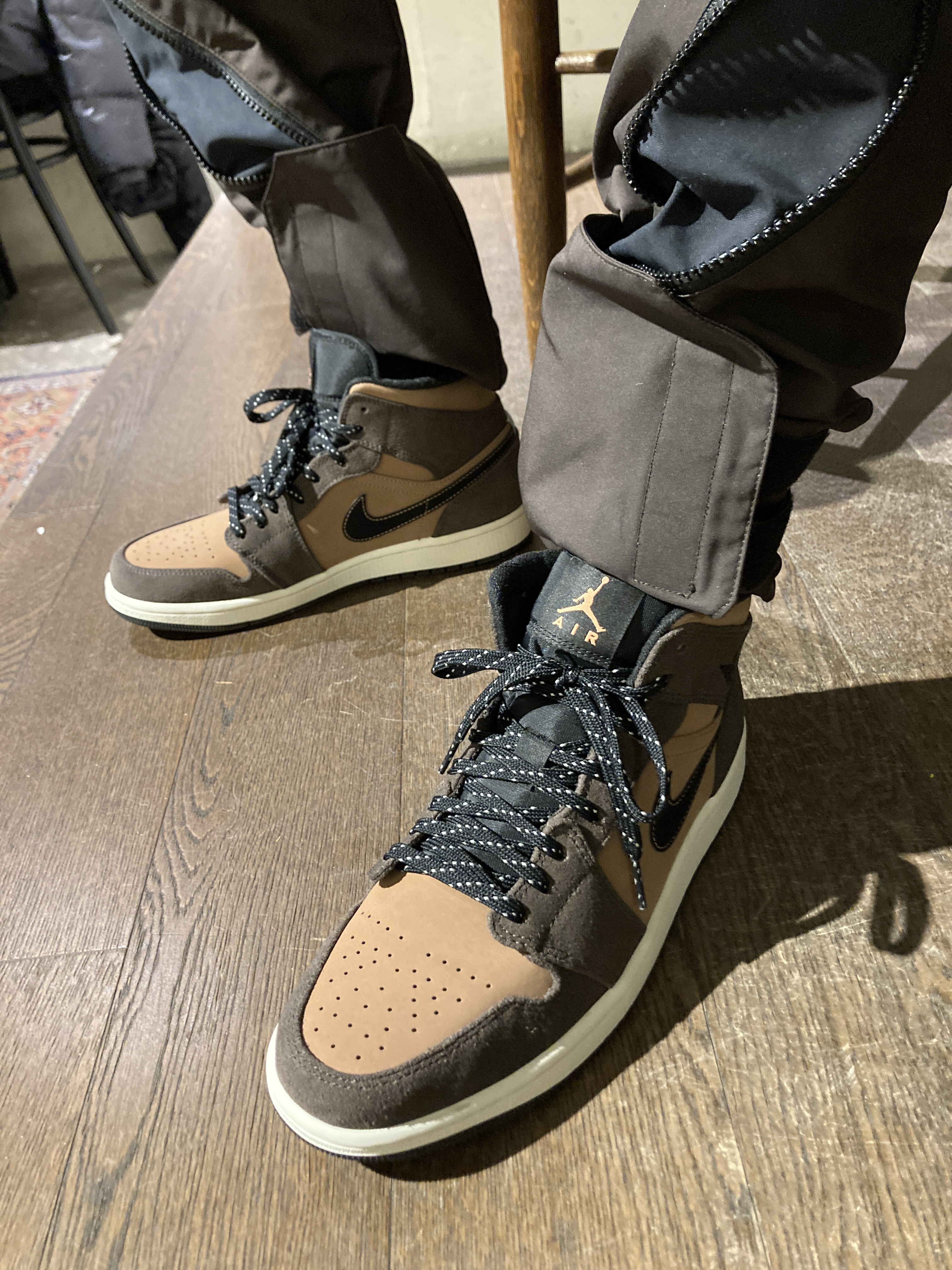 Jordan 1 Mid SE Dark Chocolate 착용 스타일 - 4