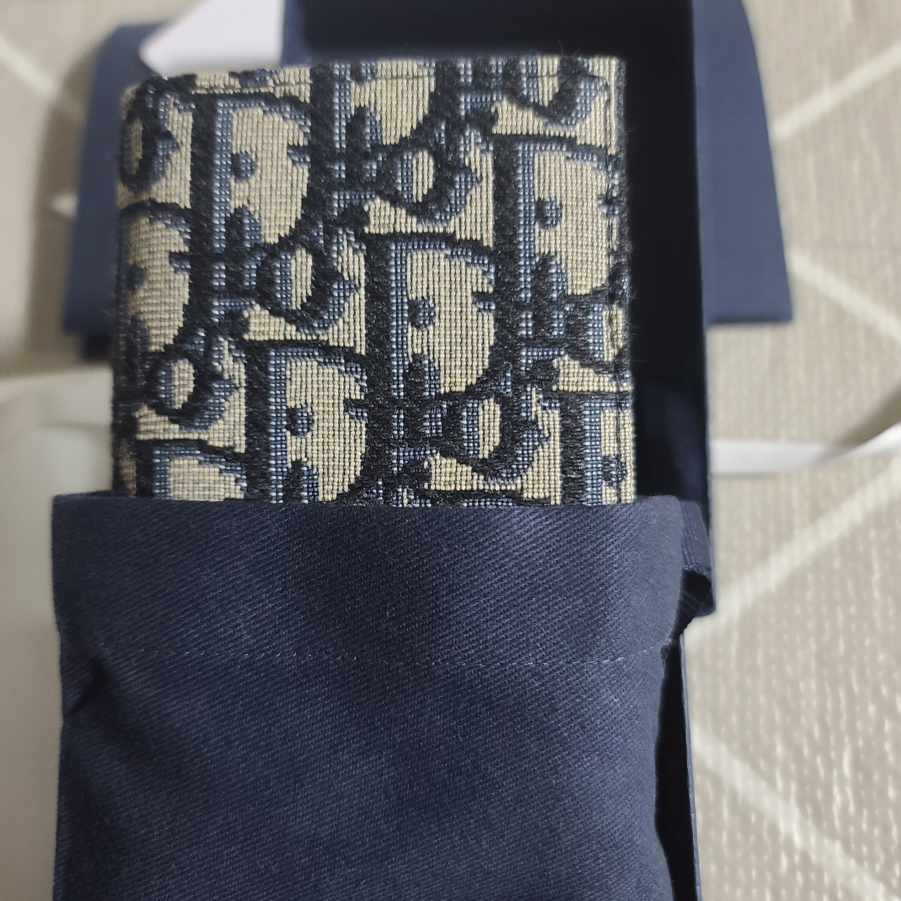 Dior Bi-Fold Card Holder Beige & Black Dior Oblique Jacquard 착용 스타일
