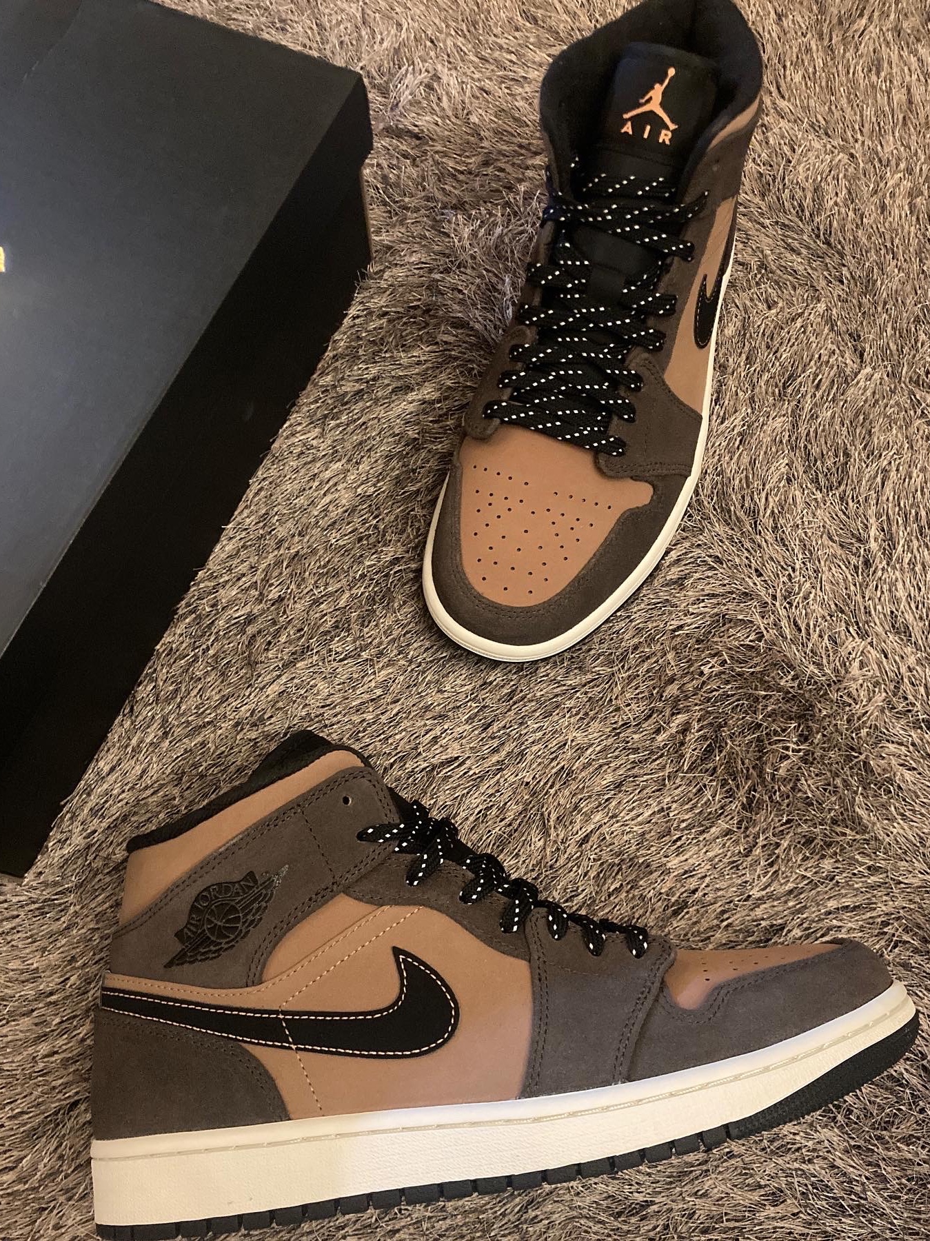 Jordan 1 Mid SE Dark Chocolate 착용 스타일 - 2