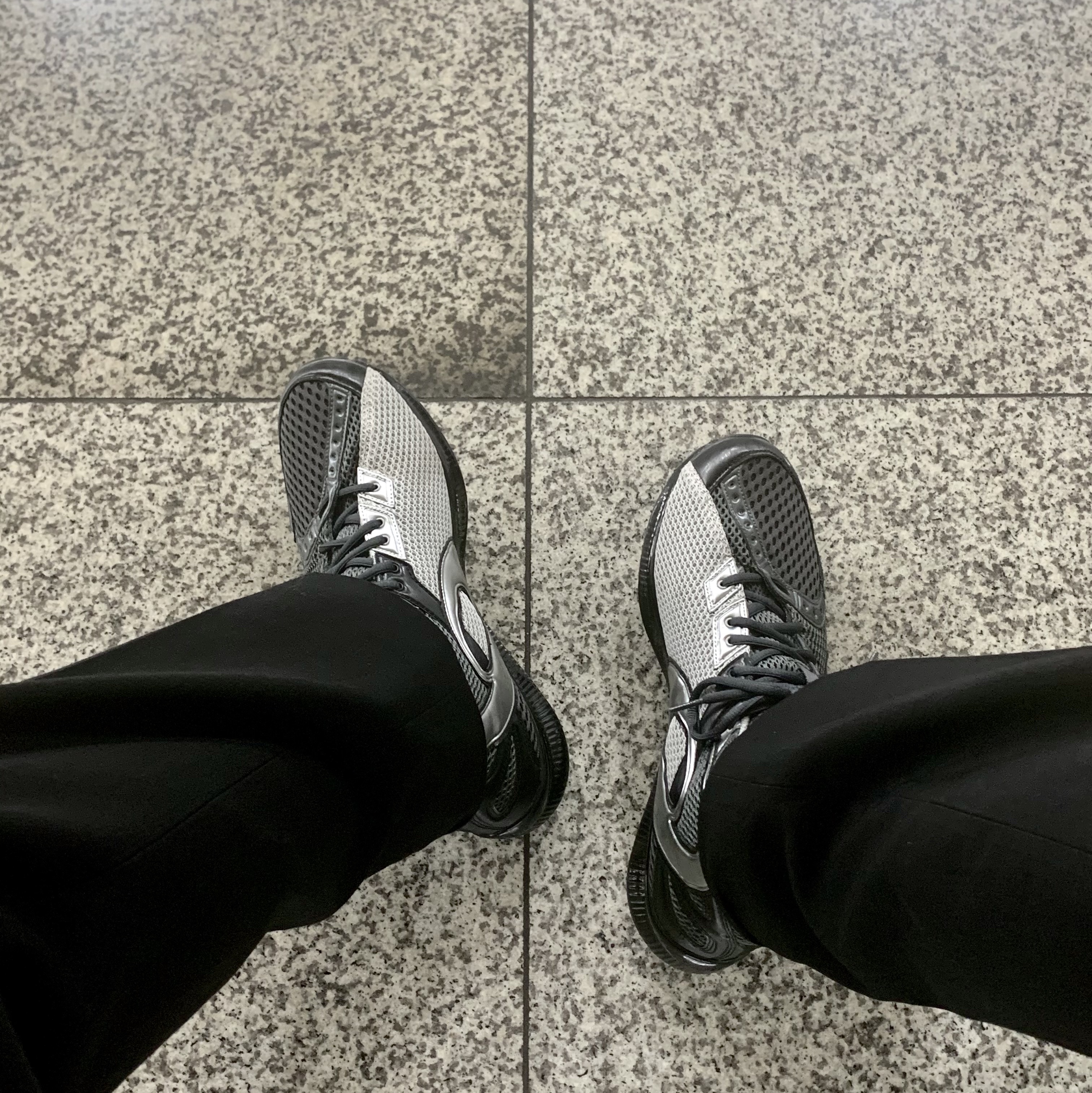 Asics x Kiko Kostadinov Gel Sokat Infinity Dark Grey, Asics x Kiko Kostadinov Gel-Sokat 2 Carrier Grey 착용 스타일 - 1