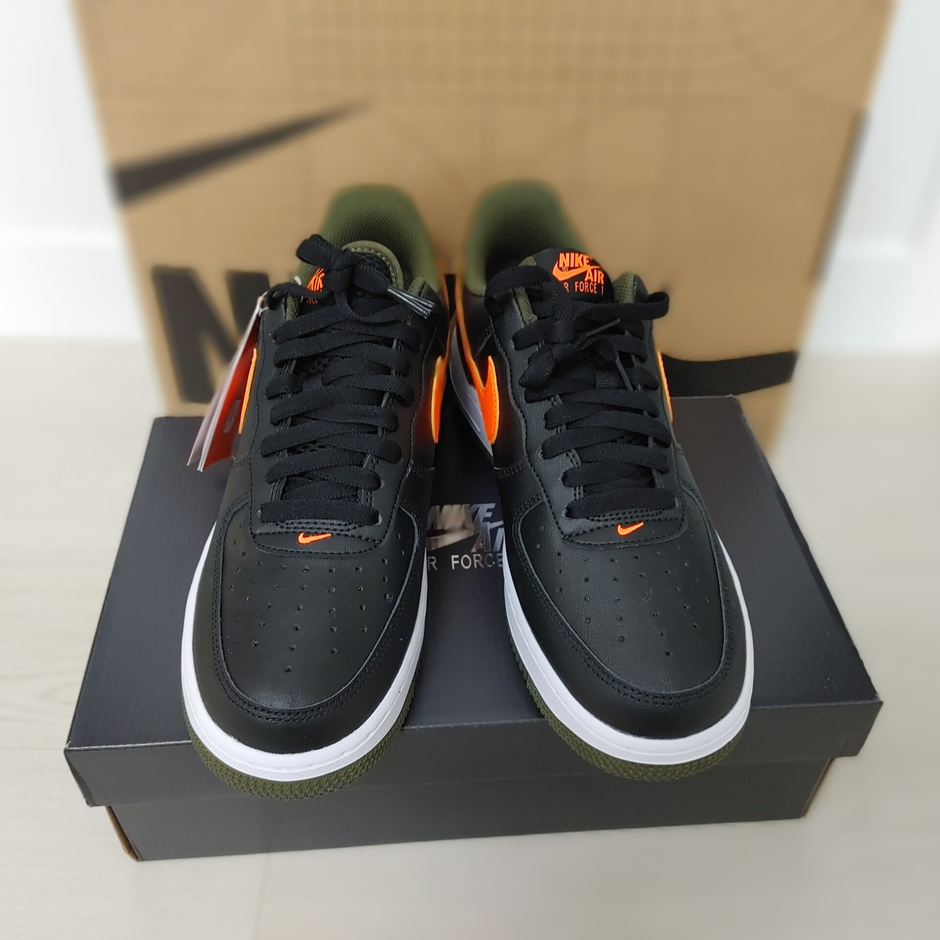 Nike Air Force 1 '07 LV8 Black Total Orange 착용 스타일 - 4