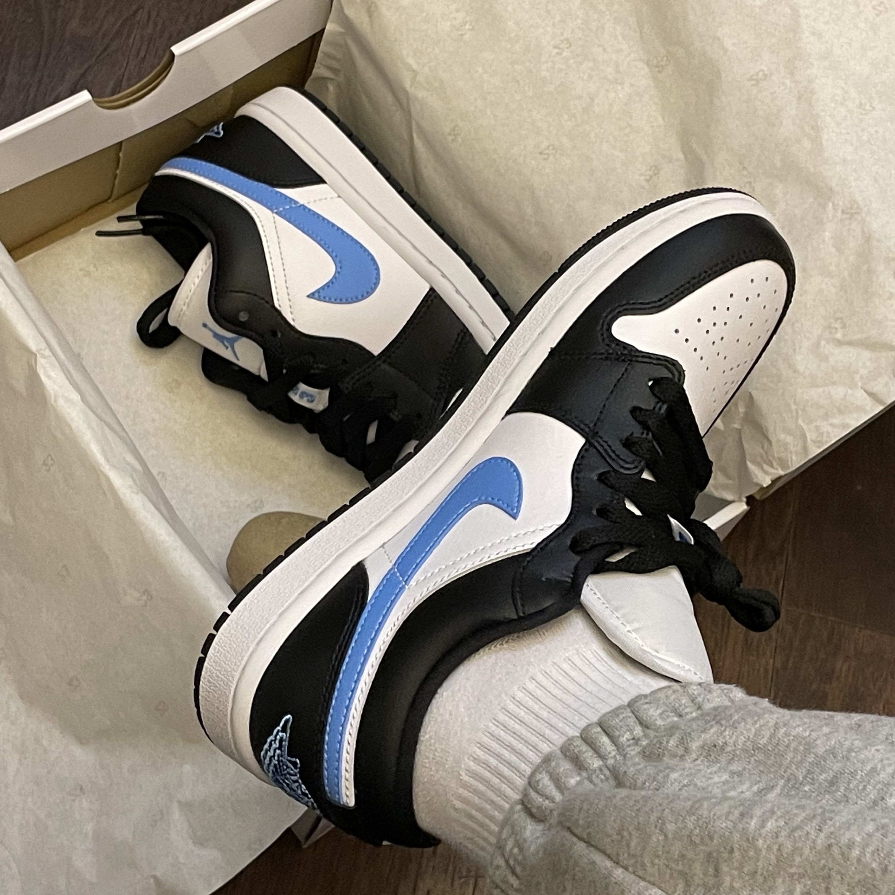 (W) Jordan 1 Low Black University Blue 착용 스타일 - 2