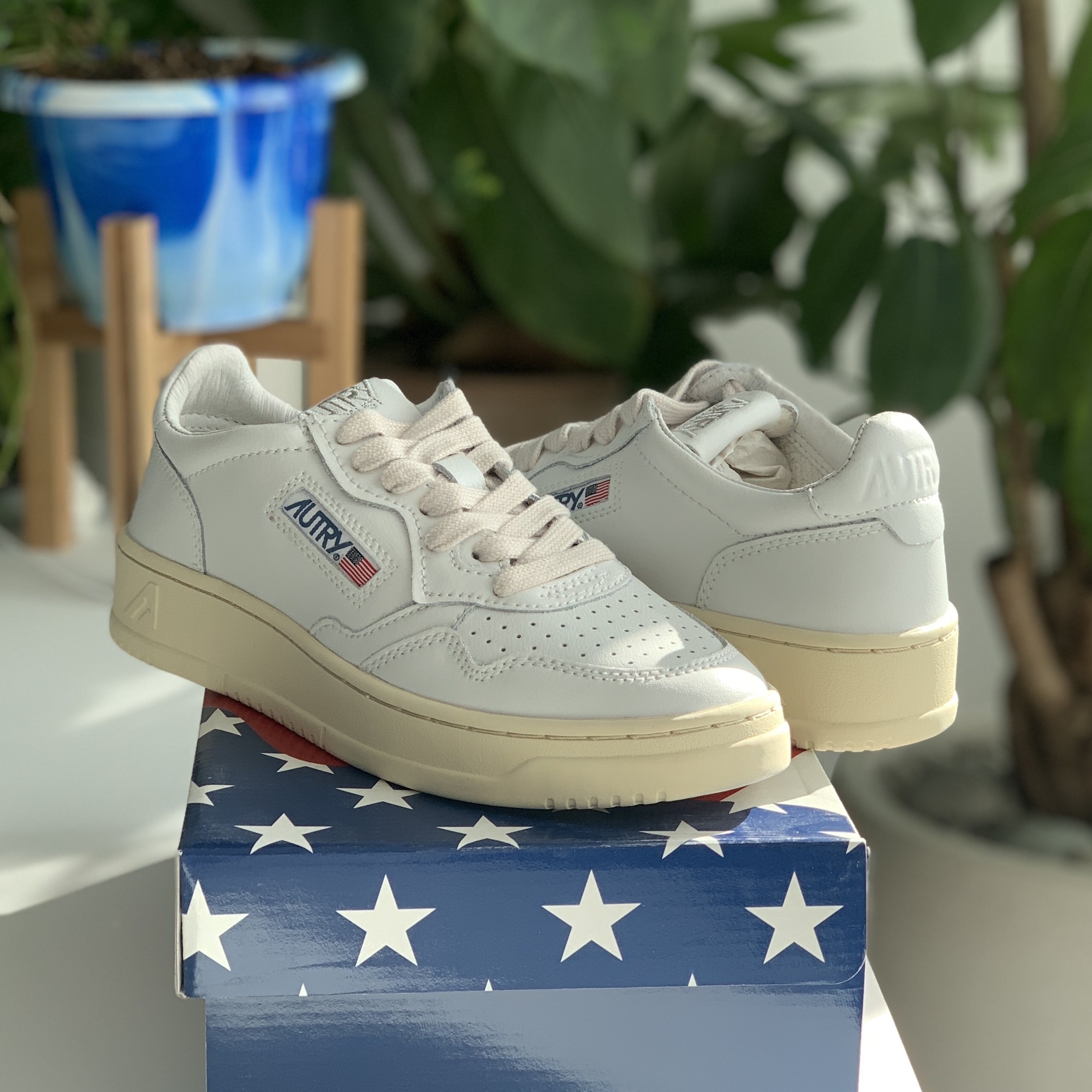 (W) Autry Medalist Low Leather Sneakers White 착용 스타일