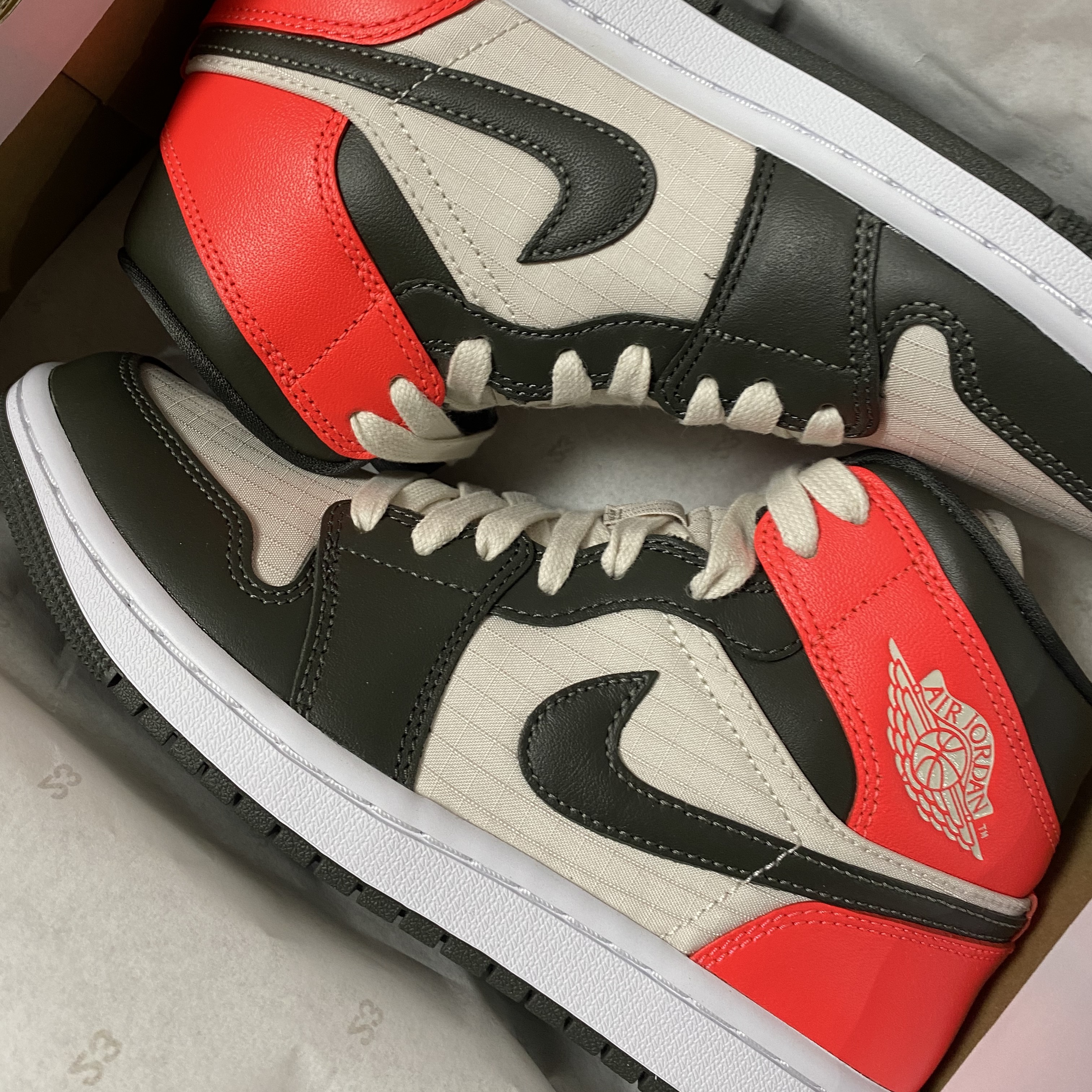 (W) Jordan 1 Mid SE Newsprint 착용 스타일