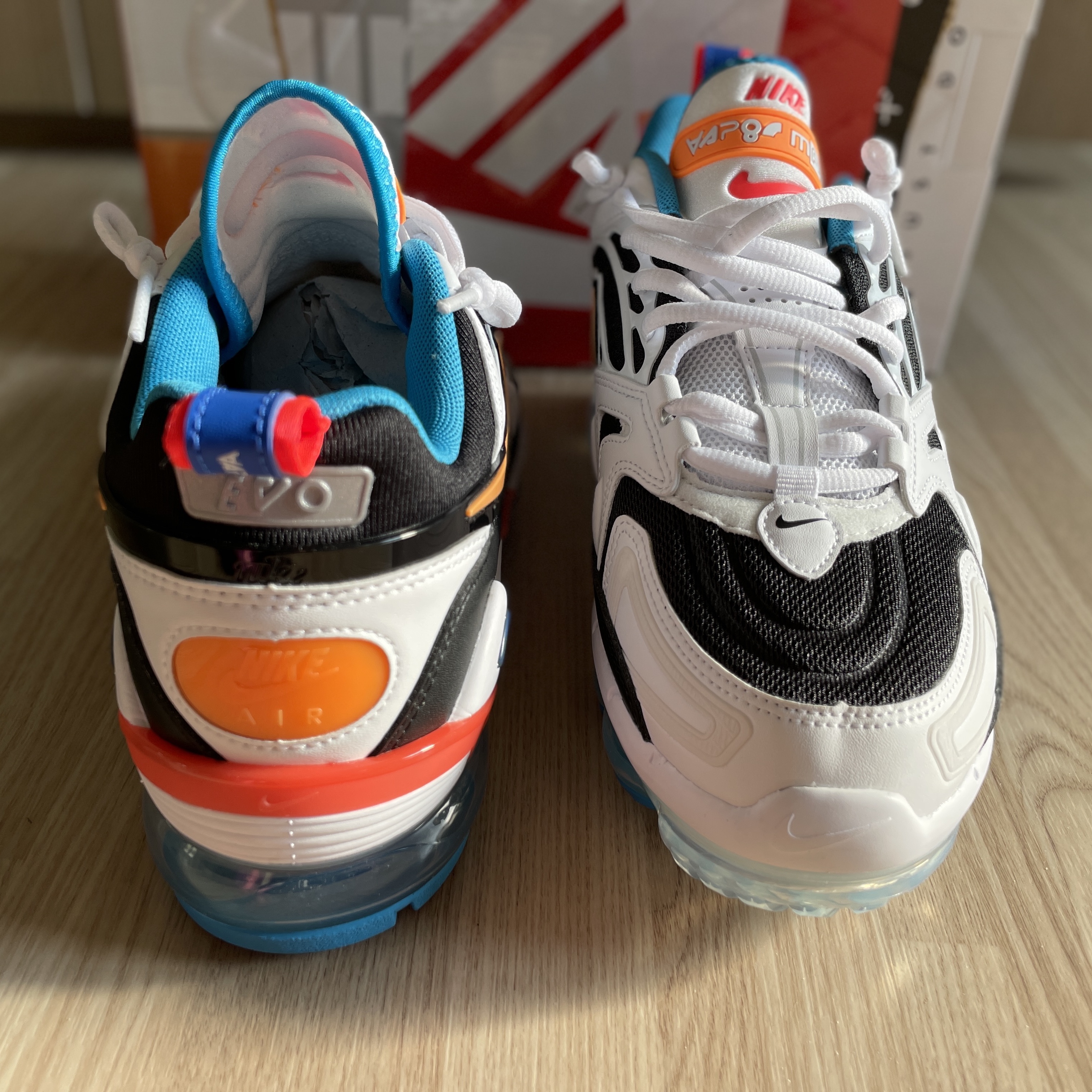 (W) Nike Air VaporMax EVO Black White Multicolor 착용 스타일 - 4
