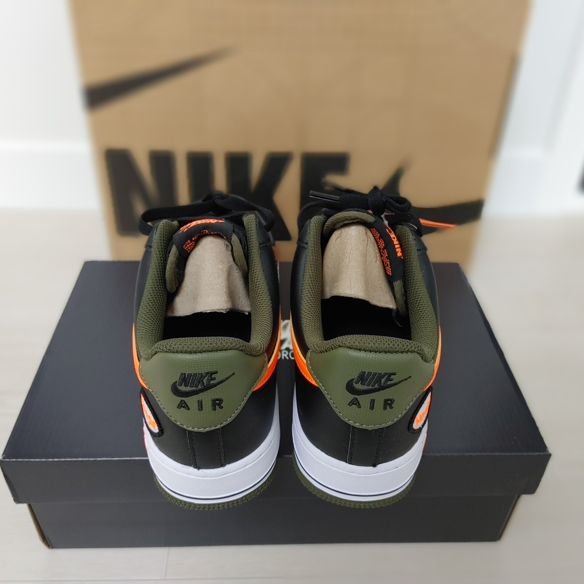 Nike Air Force 1 '07 LV8 Black Total Orange 착용 스타일 - 2