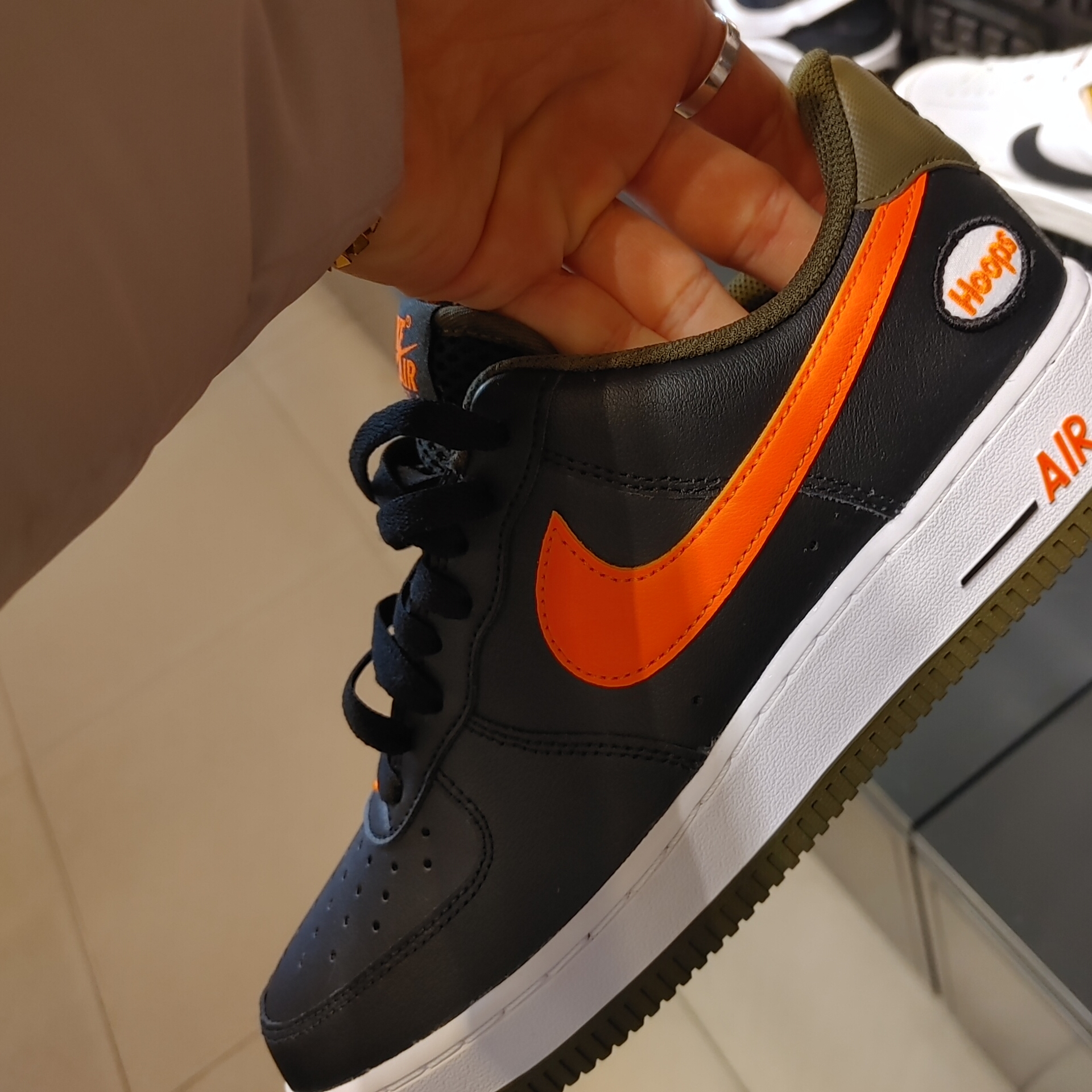 Nike Air Force 1 '07 LV8 Black Total Orange 착용 스타일 - 1
