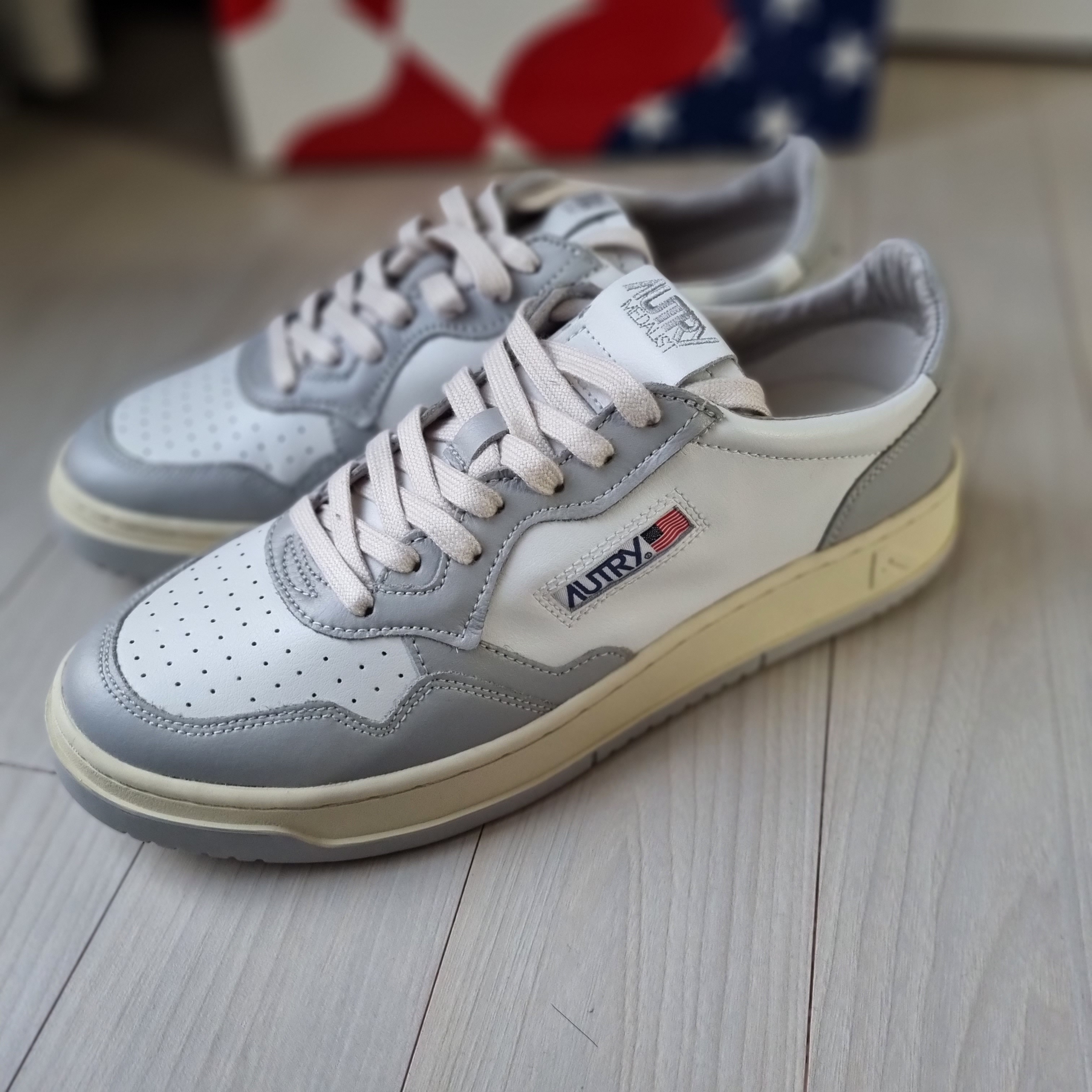 Autry Medalist Low Leather Sneakers Grey White 착용 스타일