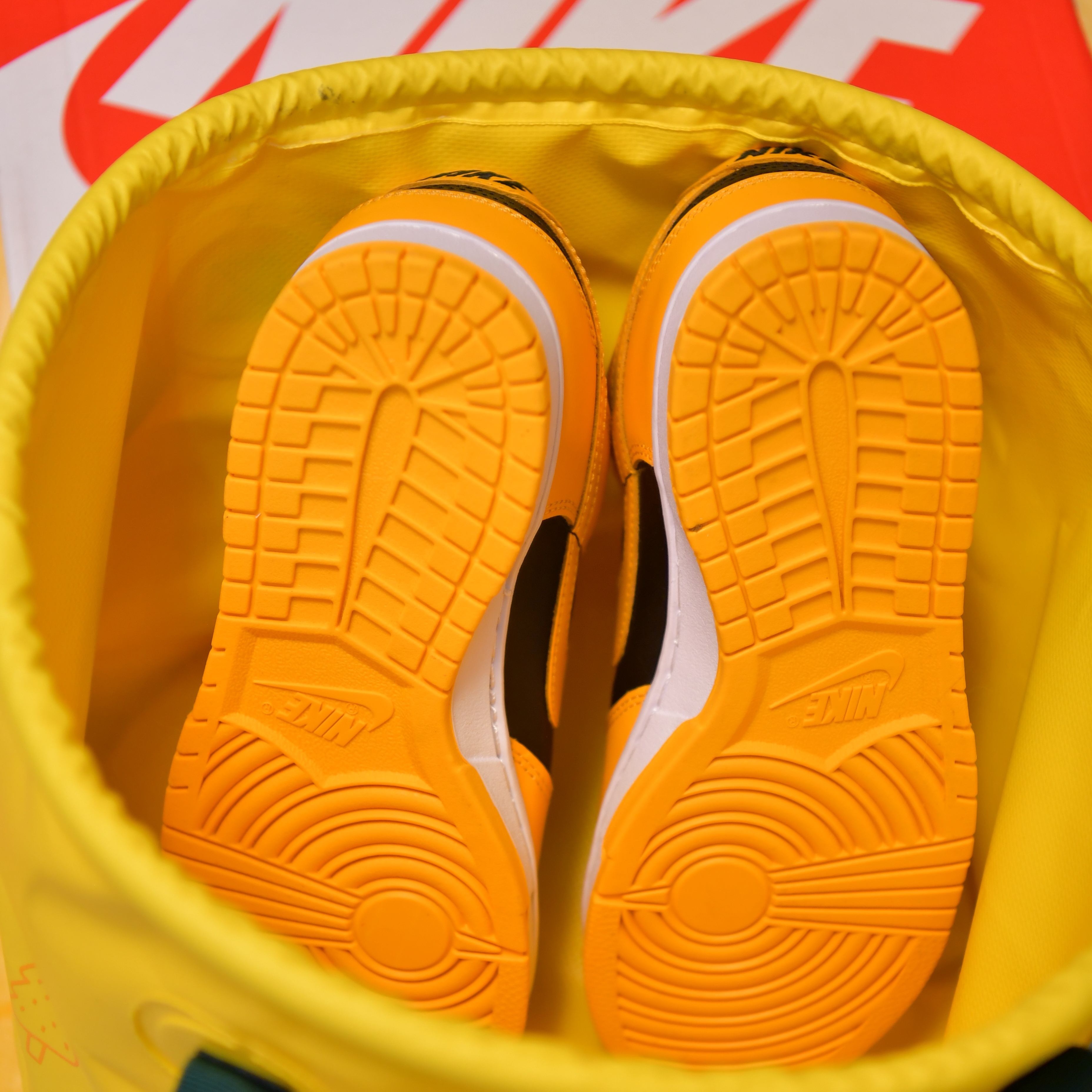 Nike Dunk Low Retro Championship Goldenrod 착용 스타일 - 3