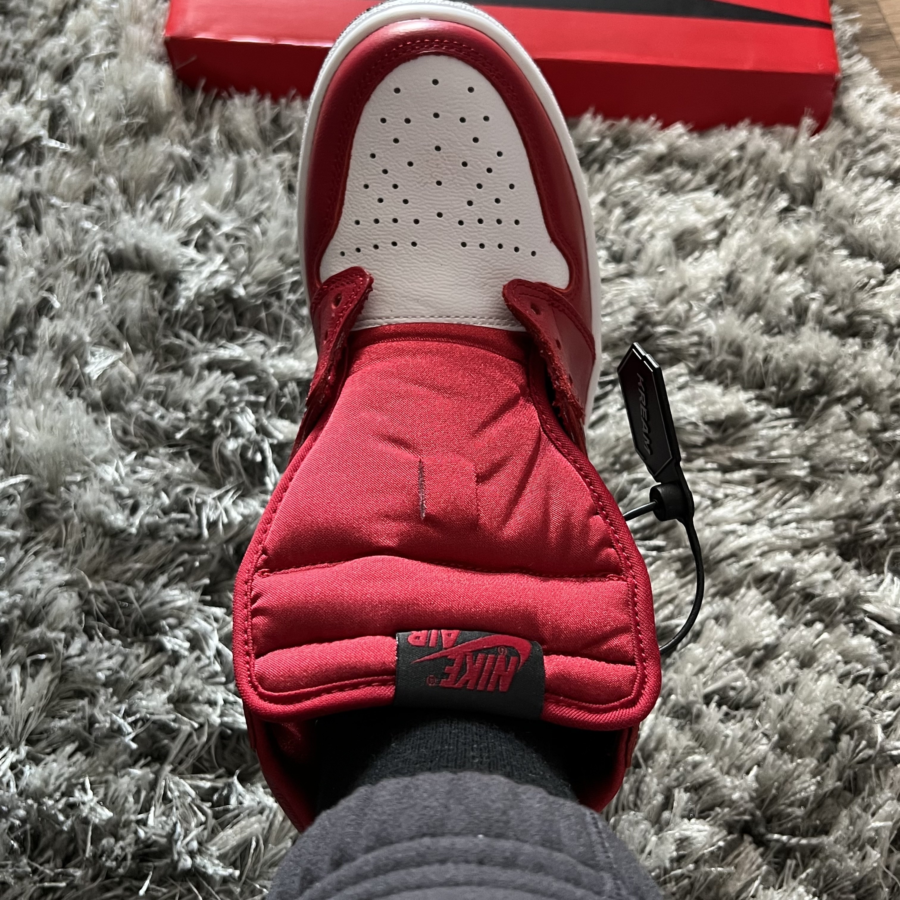 (W) Jordan 1 Retro High Satin Red 착용 스타일 - 4