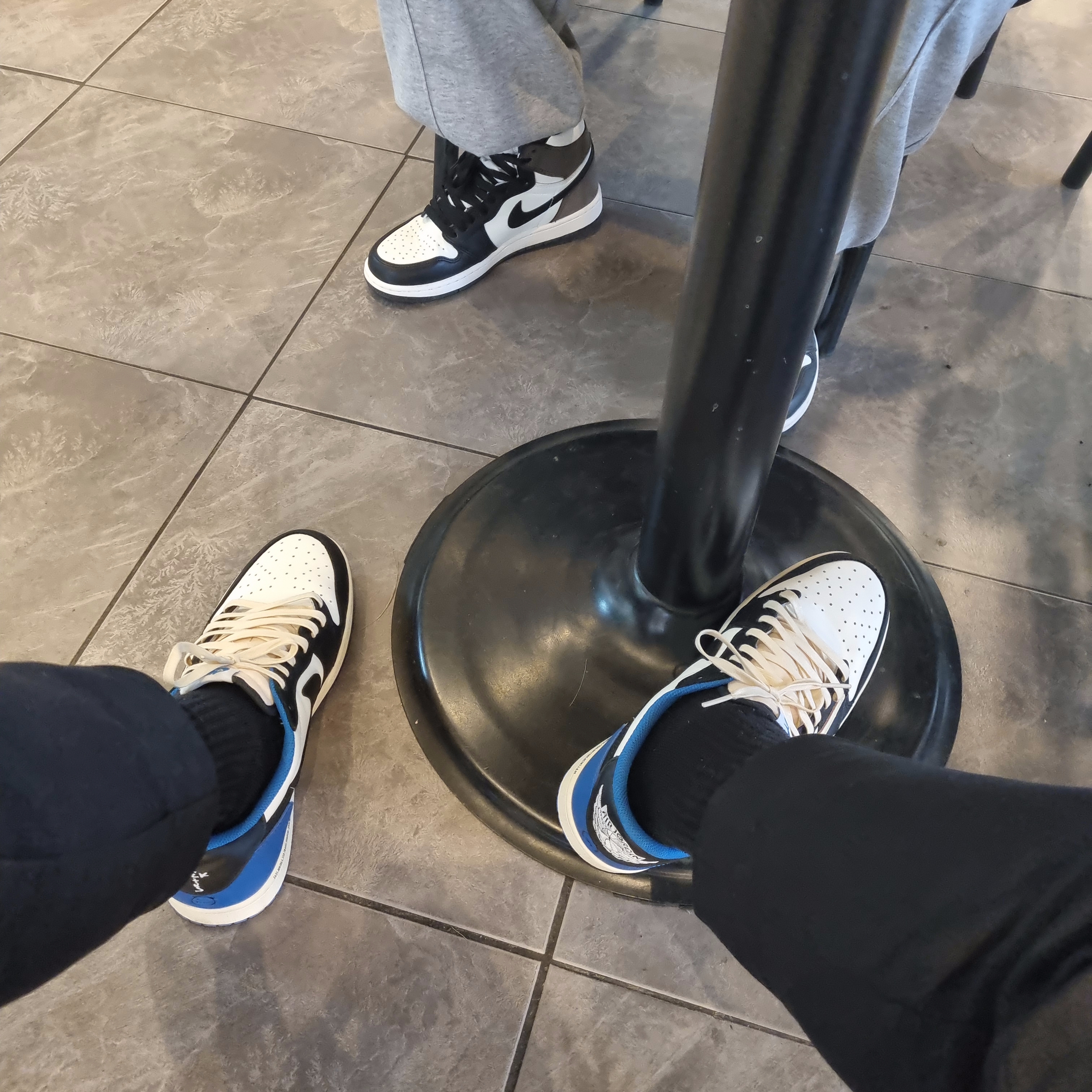 Jordan 1 x Travis Scott x Fragment Retro Low OG SP Military Blue, Jordan 1 Retro High OG Black Mocha 착용 스타일
