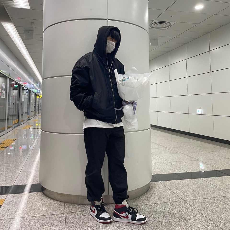 Stussy World Tour T-Shirt White, Jordan 1 Mid Gym Red Black White 착용 스타일 - 1