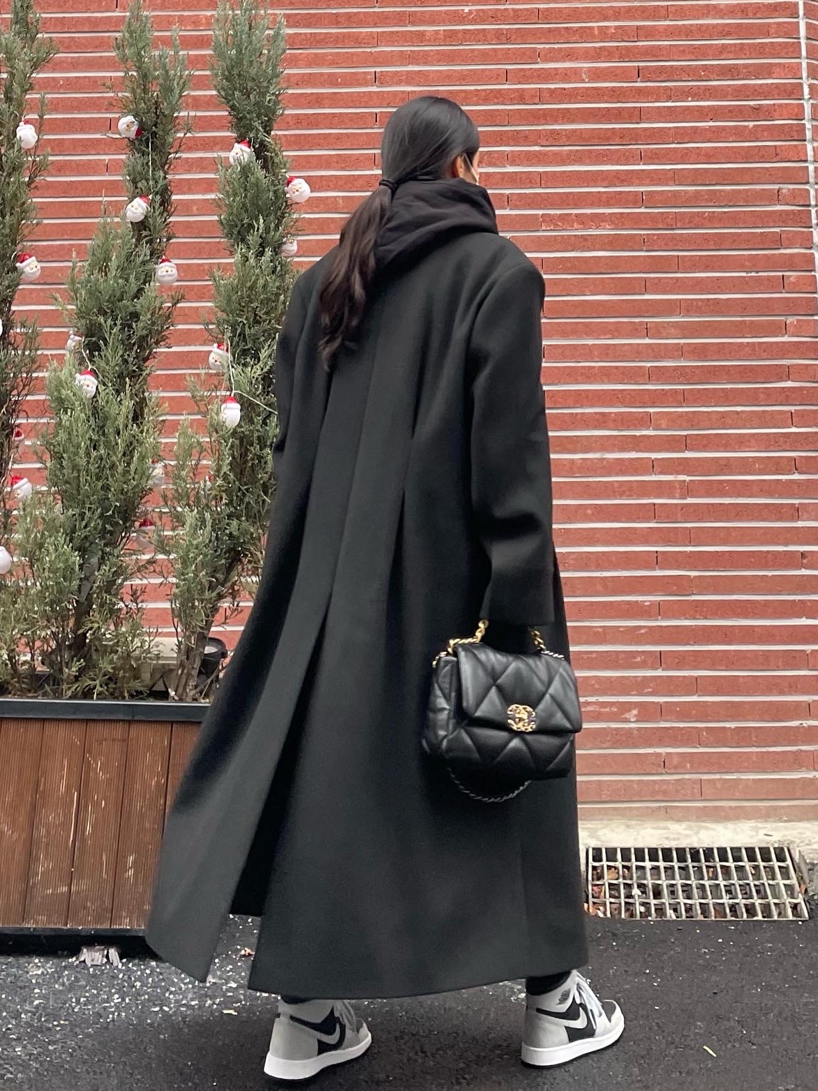 Chanel Medium 19 Handbag Lambskin & Gold Black, (GS) Jordan 1 Retro High OG Shadow 2.0 착용 스타일 - 1