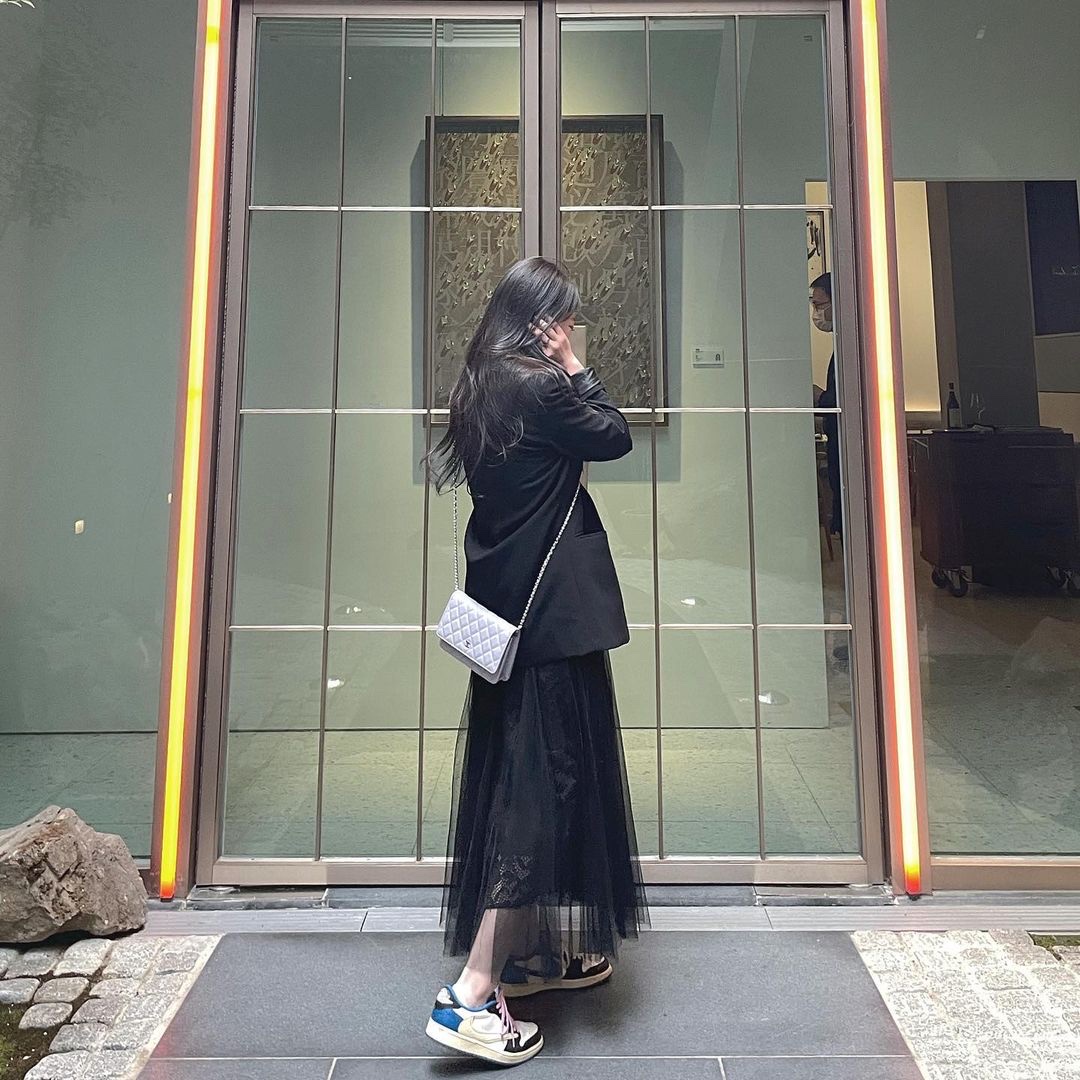 Jordan 1 x Travis Scott x Fragment Retro Low OG SP Military Blue, CDG x Stussy T-Shirt Black 착용 스타일