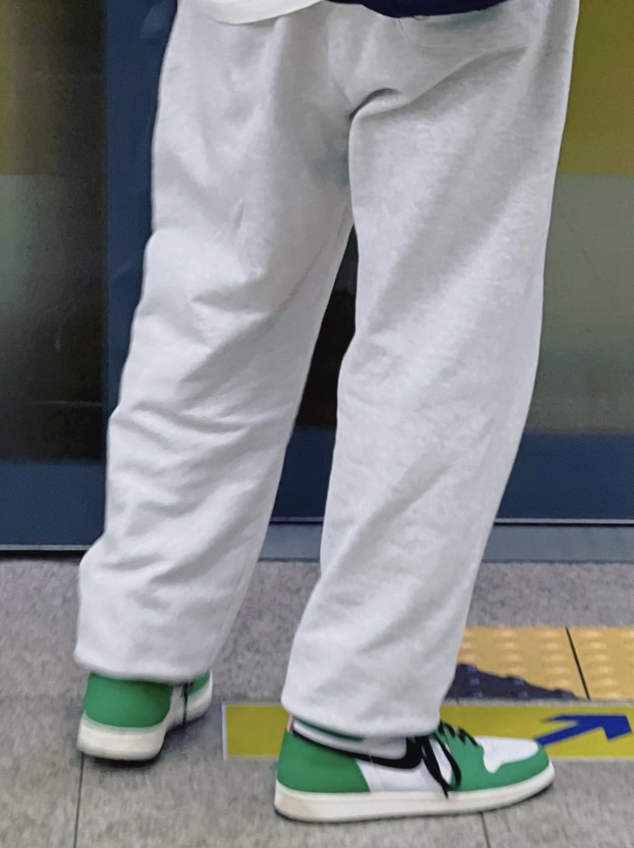 Autry Medalist Low Leather Sneakers Green White, (W) Jordan 1 Retro High OG Lucky Green 착용 스타일 - 3