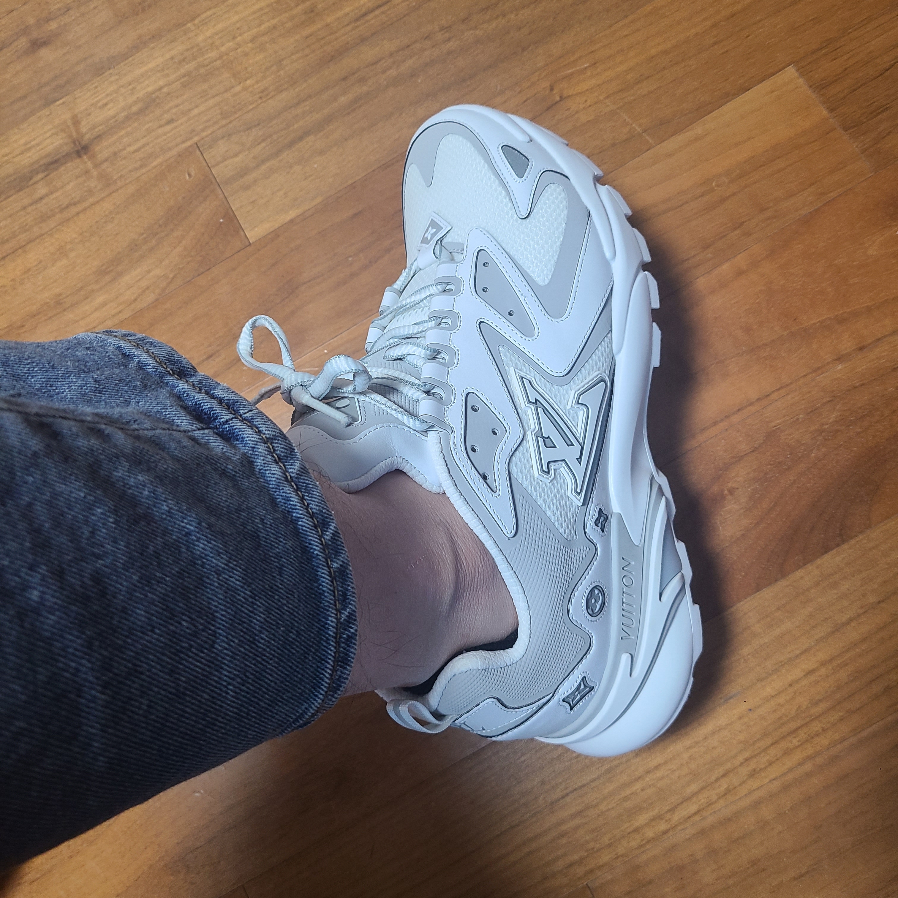 Louis Vuitton Runner Tatic Sneakers White 착용 스타일 - 3