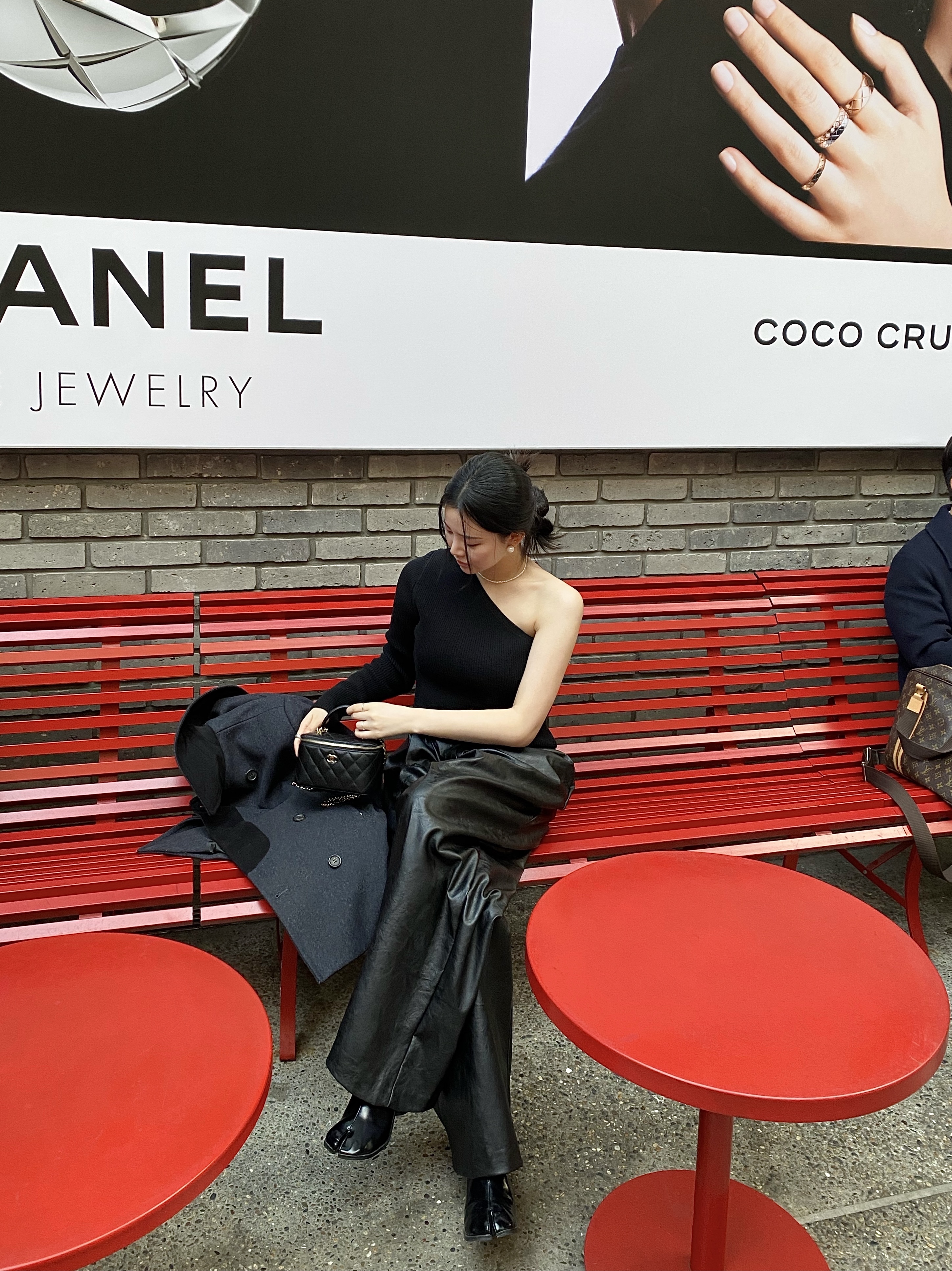 Chanel Vanity With Chain Lambskin & Gold Black 착용 스타일 - 1
