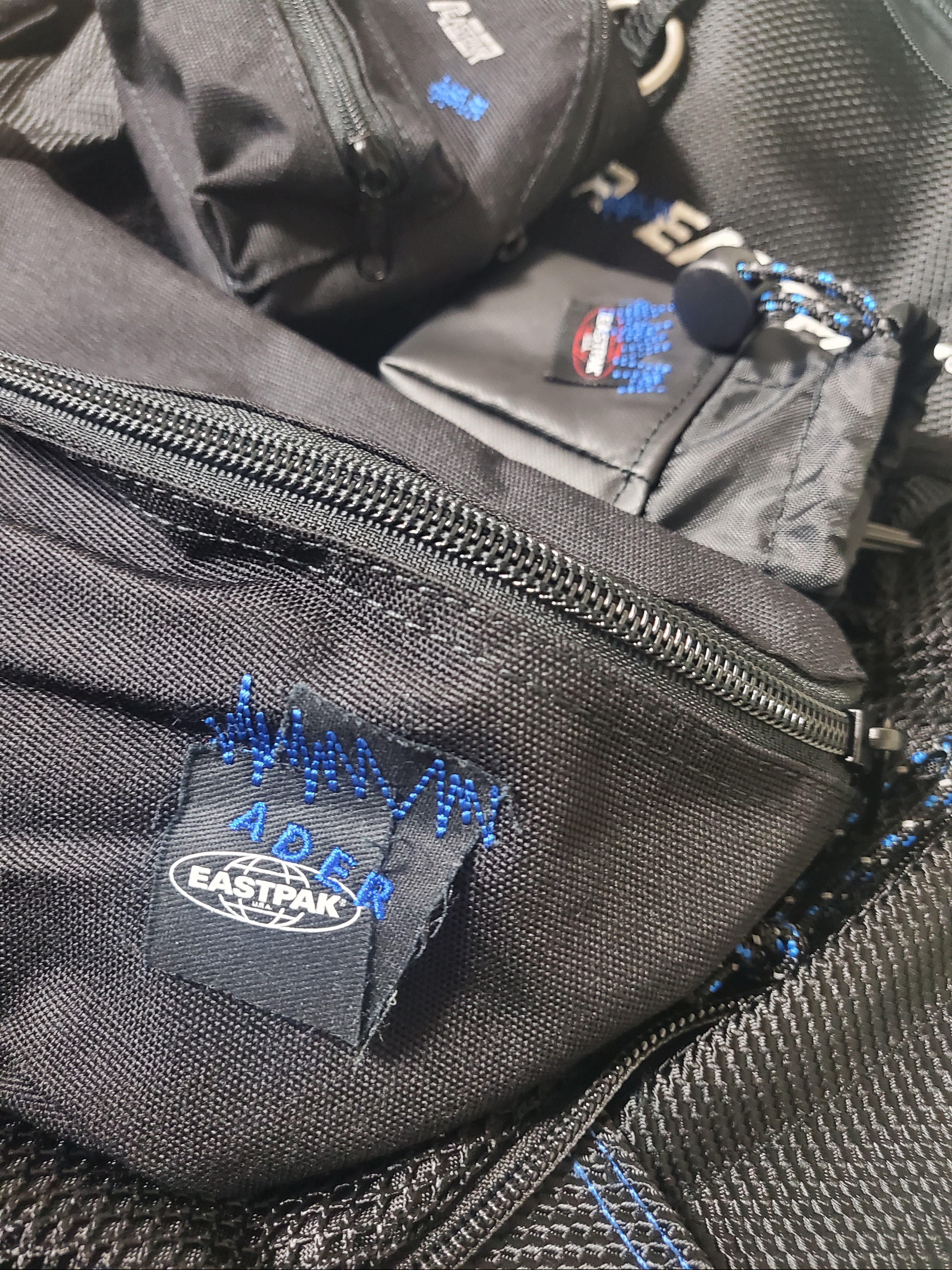 Ader Error x Eastpak Up-Down Sling Black 착용 스타일 - 4