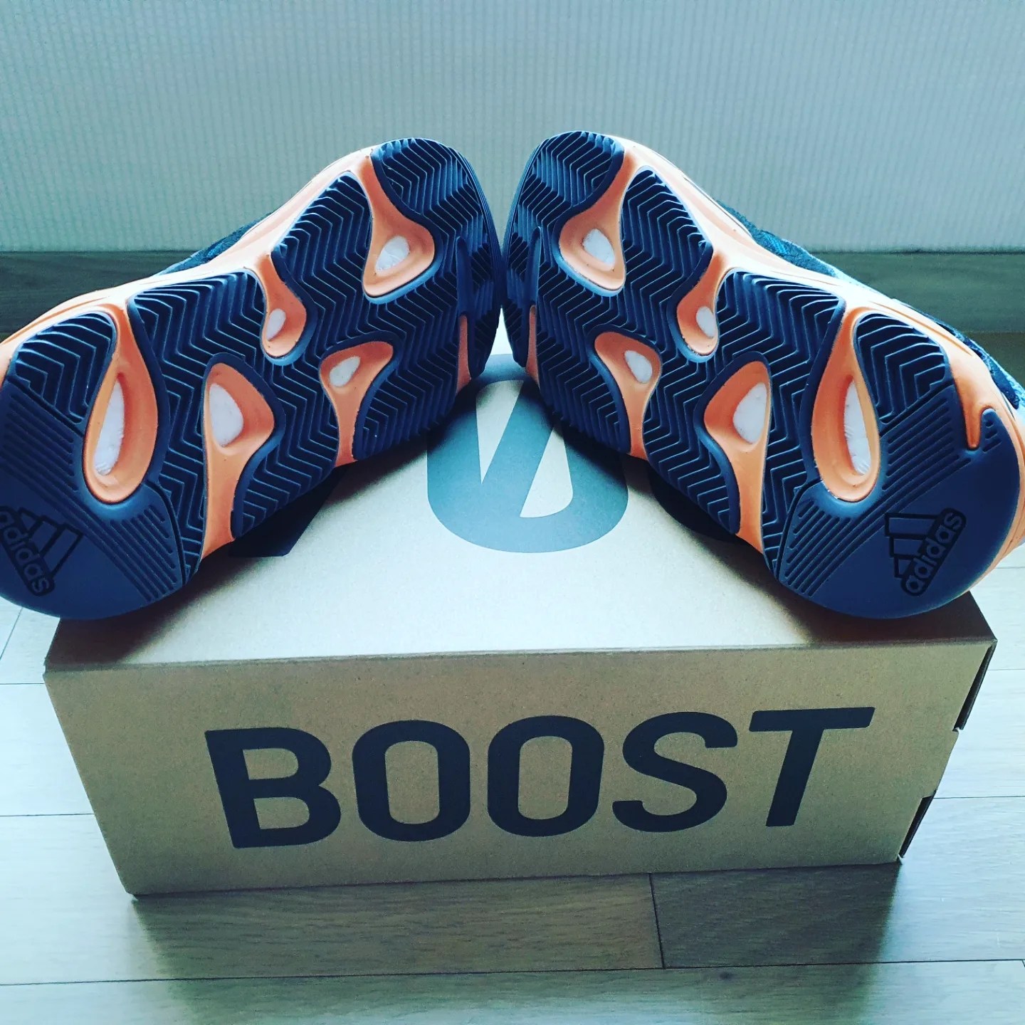 Adidas Yeezy Boost 700 Wash Orange 착용 스타일 - 4
