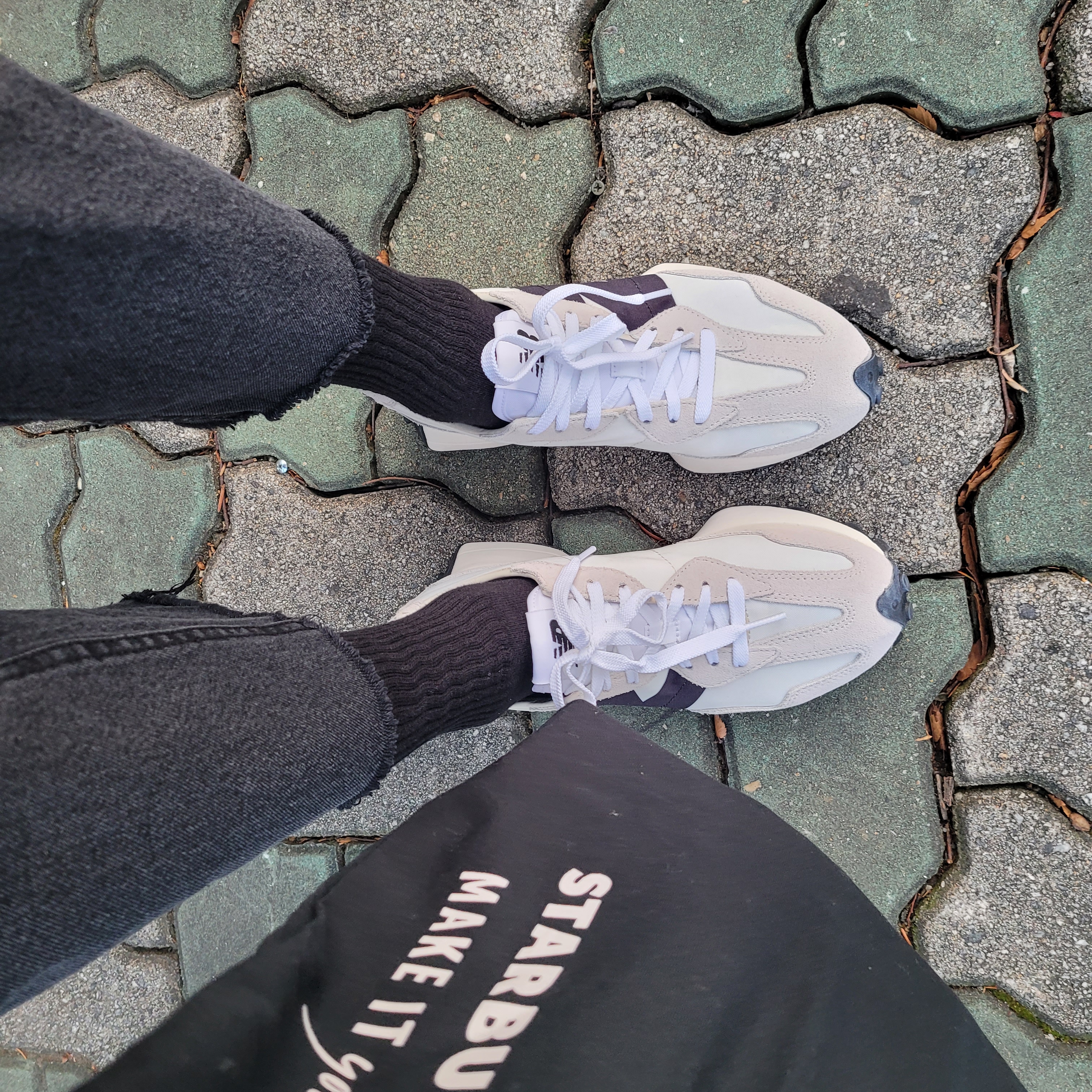 New Balance 327 White Black 착용 스타일