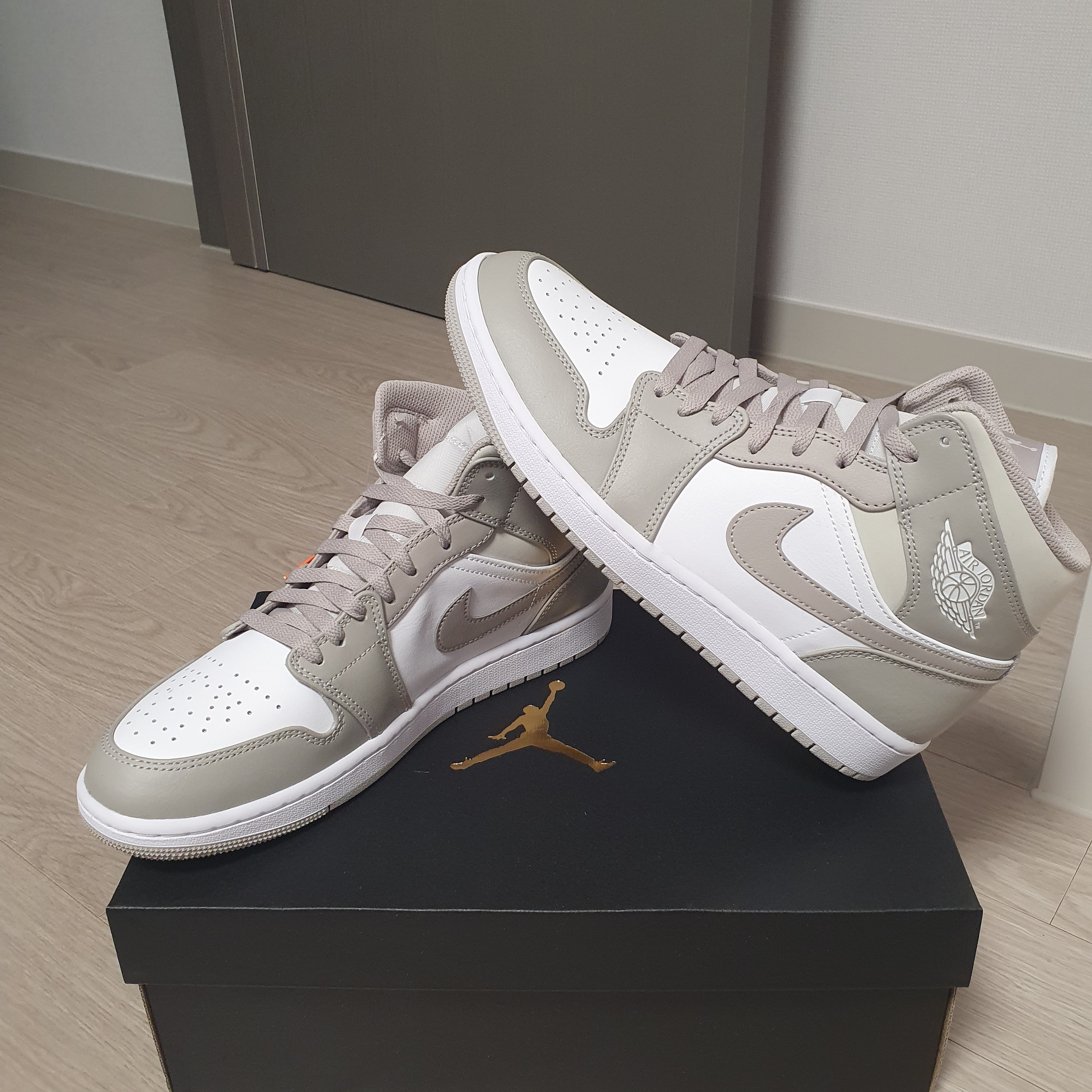 Jordan 1 Mid College Grey 착용 스타일 - 1