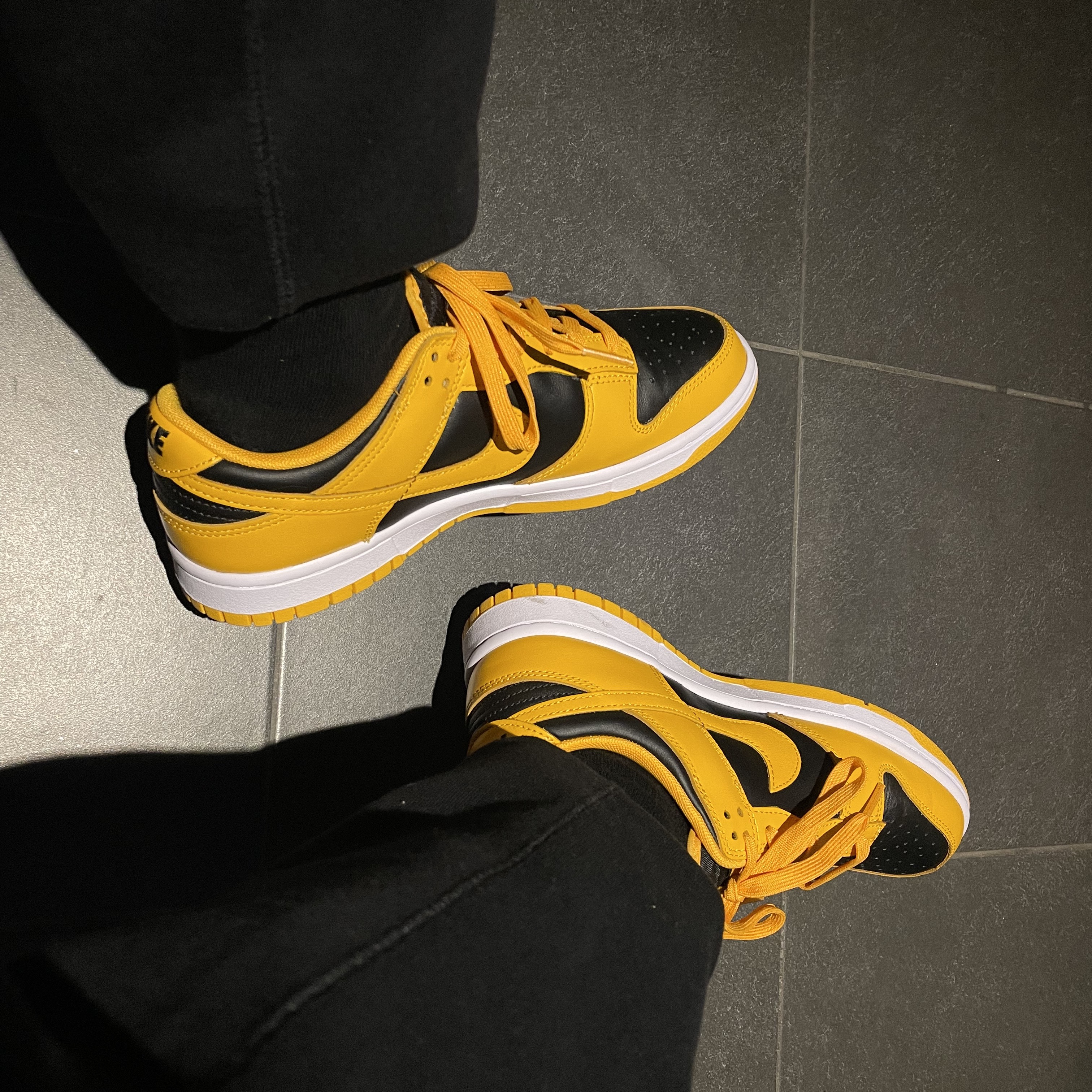 Nike Dunk Low Retro Championship Goldenrod, Jordan 1 Mid Light Smoke Grey Anthracite 착용 스타일 - 1