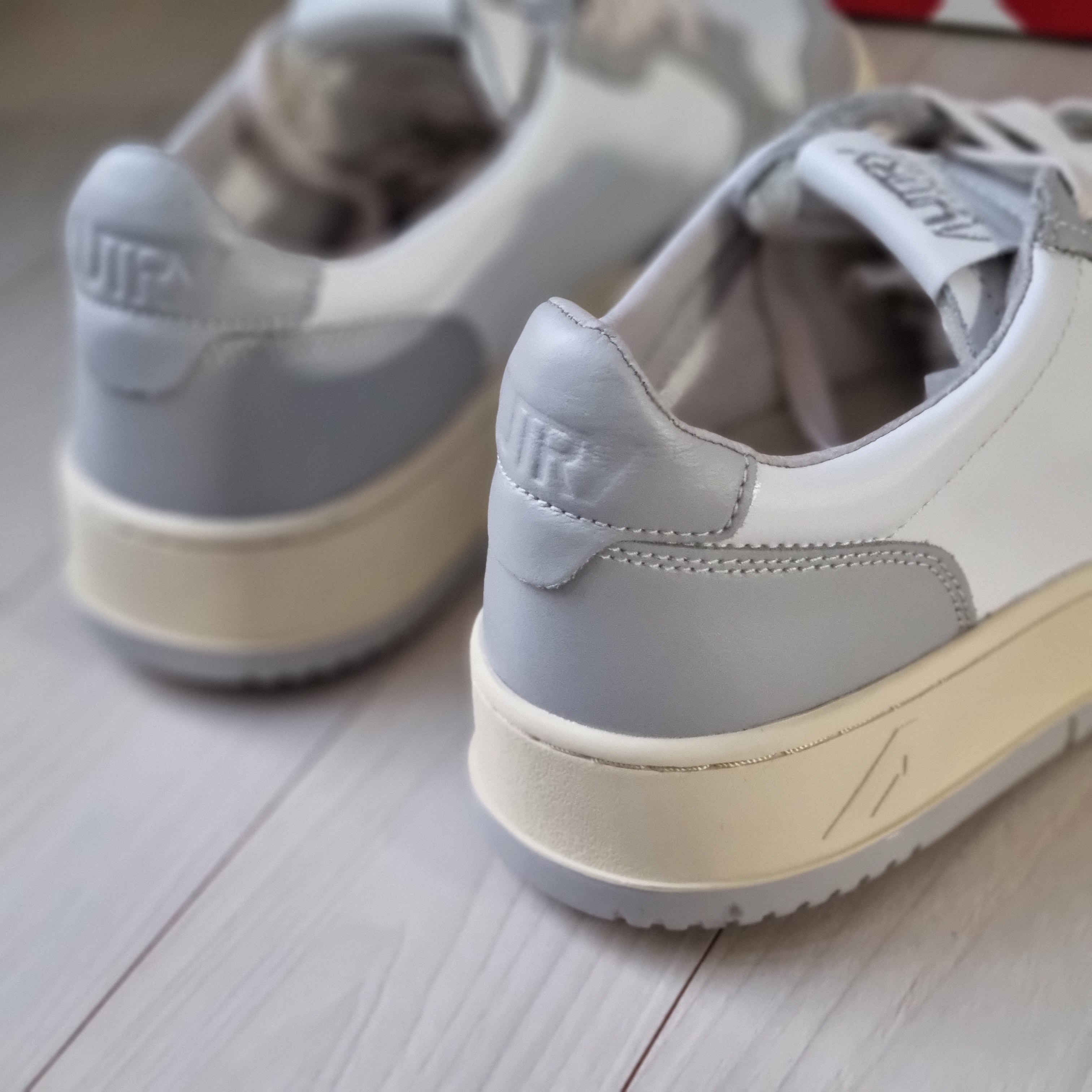Autry Medalist Low Leather Sneakers Grey White 착용 스타일