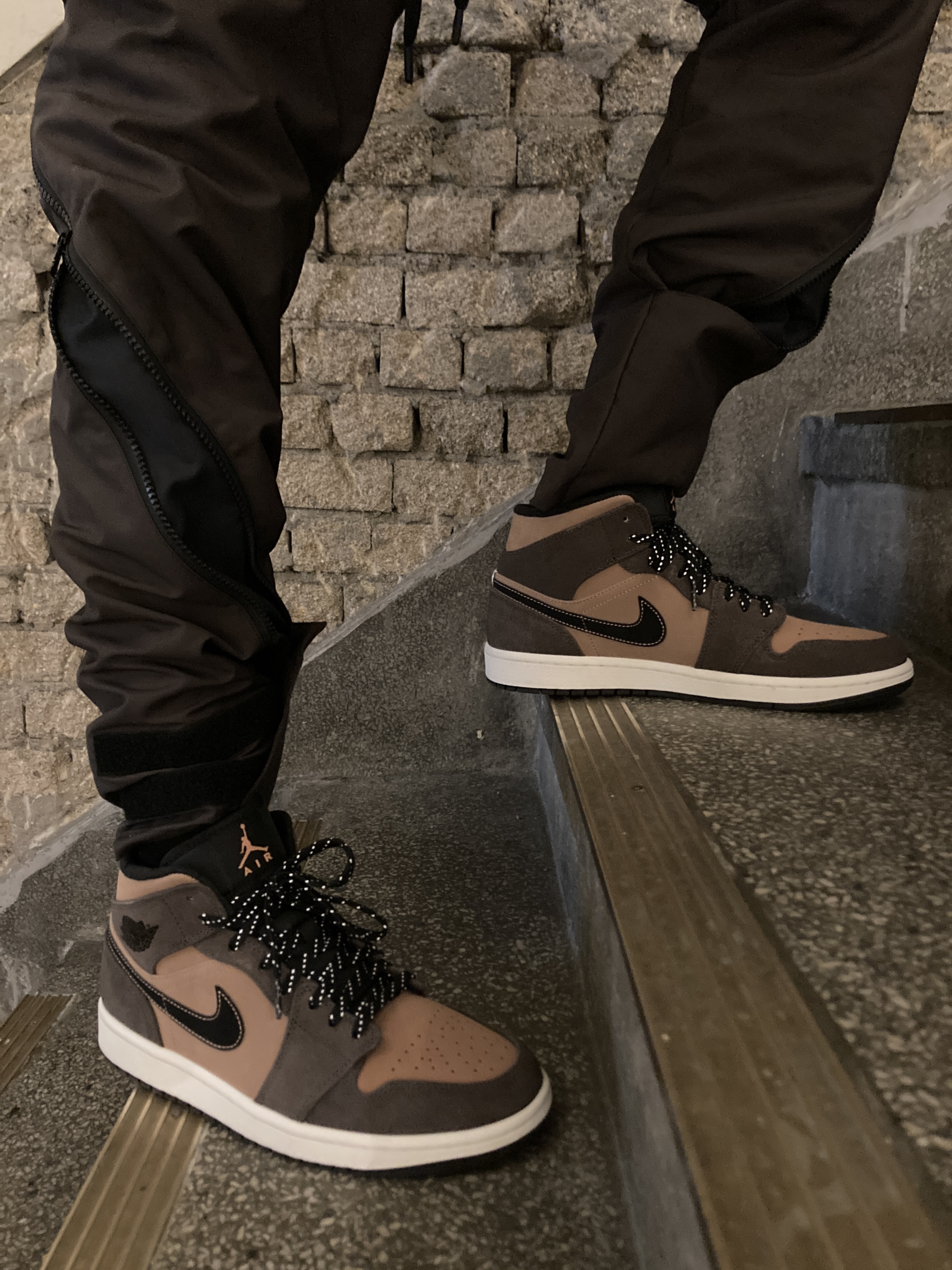 Jordan 1 Mid SE Dark Chocolate 착용 스타일 - 3