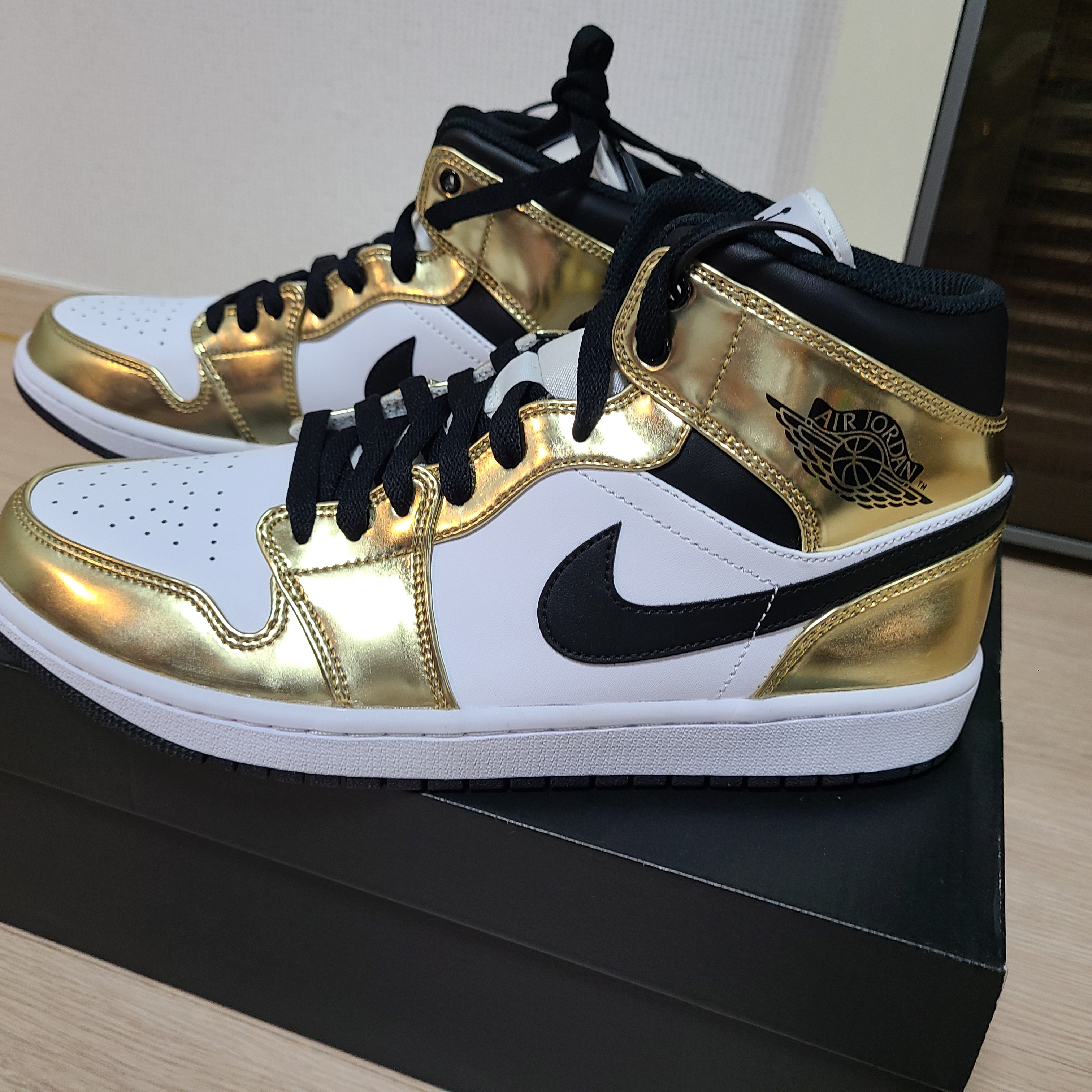 Jordan 1 Mid SE Metallic Gold 착용 스타일