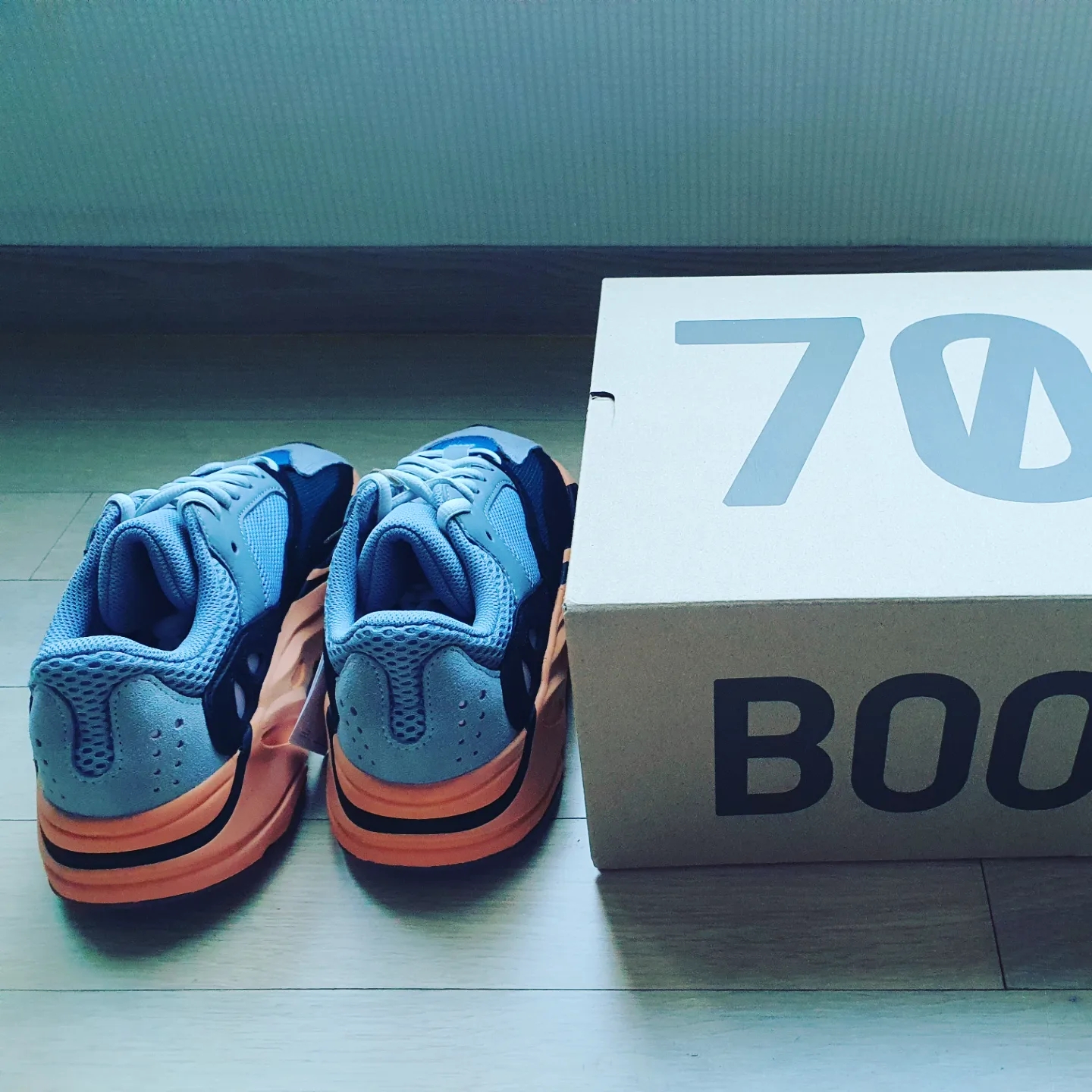 Adidas Yeezy Boost 700 Wash Orange 착용 스타일 - 3