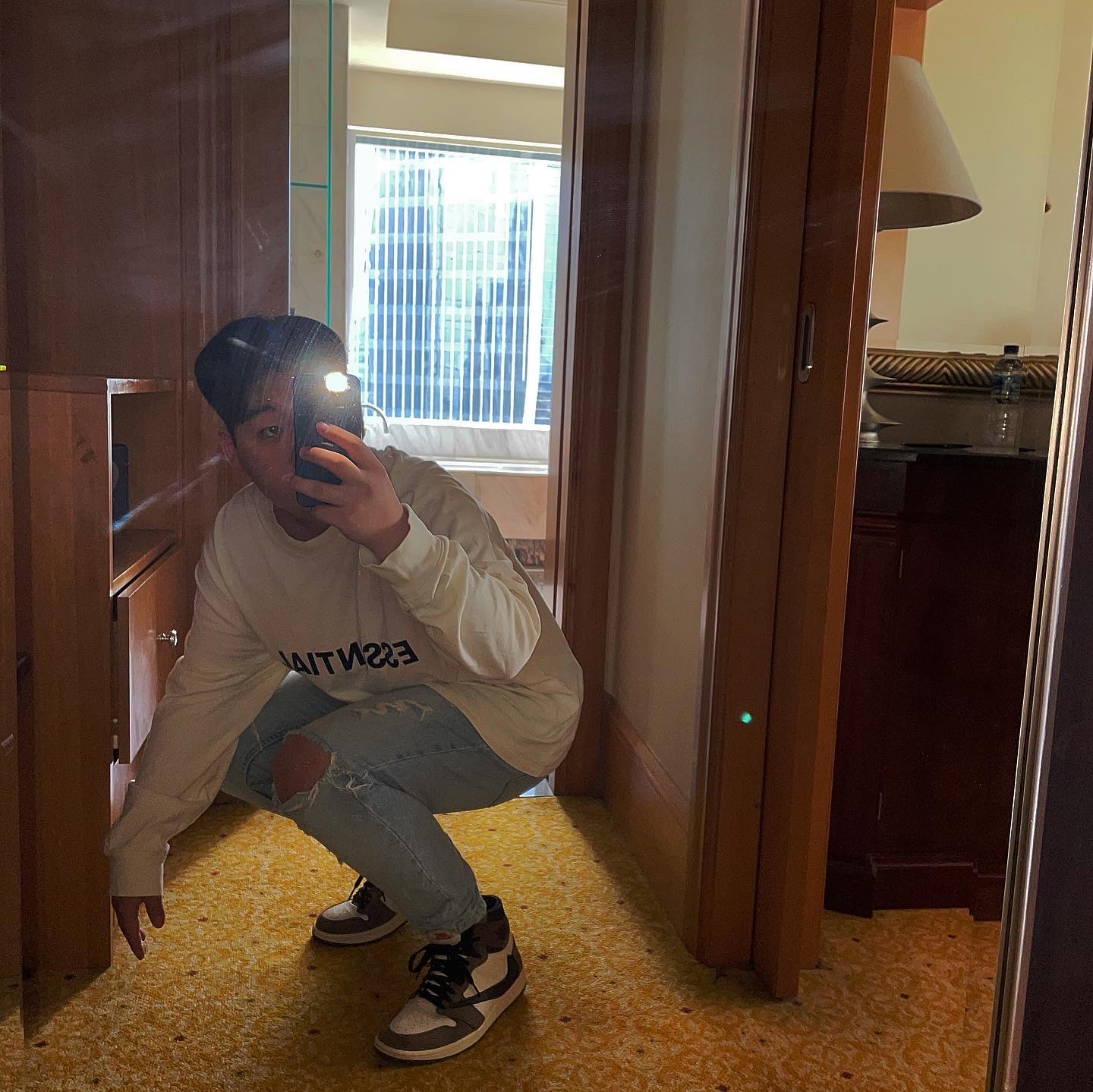 Jordan 1 x Travis Scott Retro High OG SP Mocha, Essentials 3D Silicon Applique Boxy Long Sleeve T-Shirt Buttercream 2020 착용 스타일 - 2