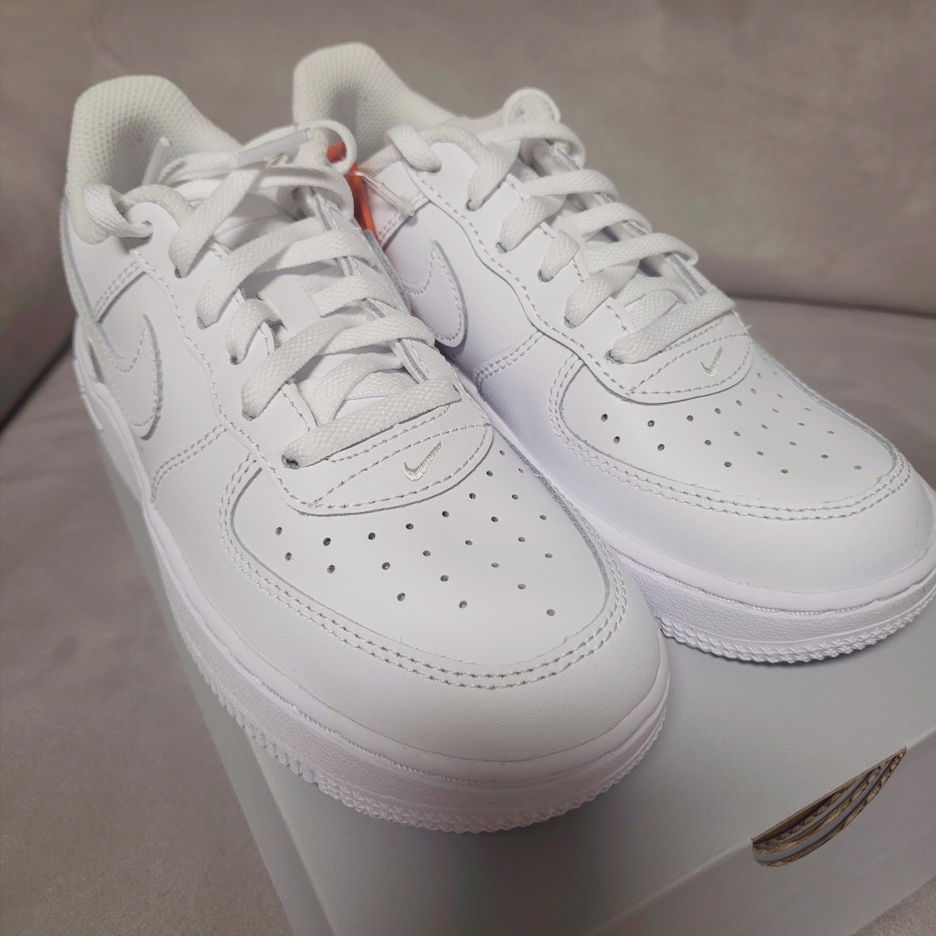 (PS) Nike Force 1 LE Triple White 착용 스타일 - 1