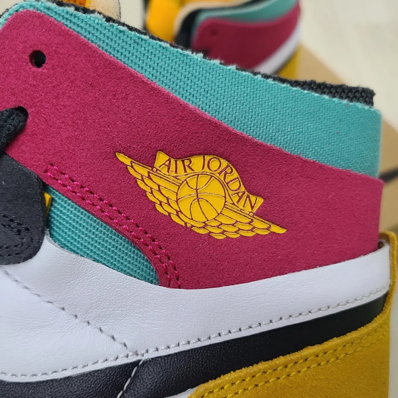 Jordan 1 Zoom Air CMFT Anthracite Pink Gold 착용 스타일 - 3