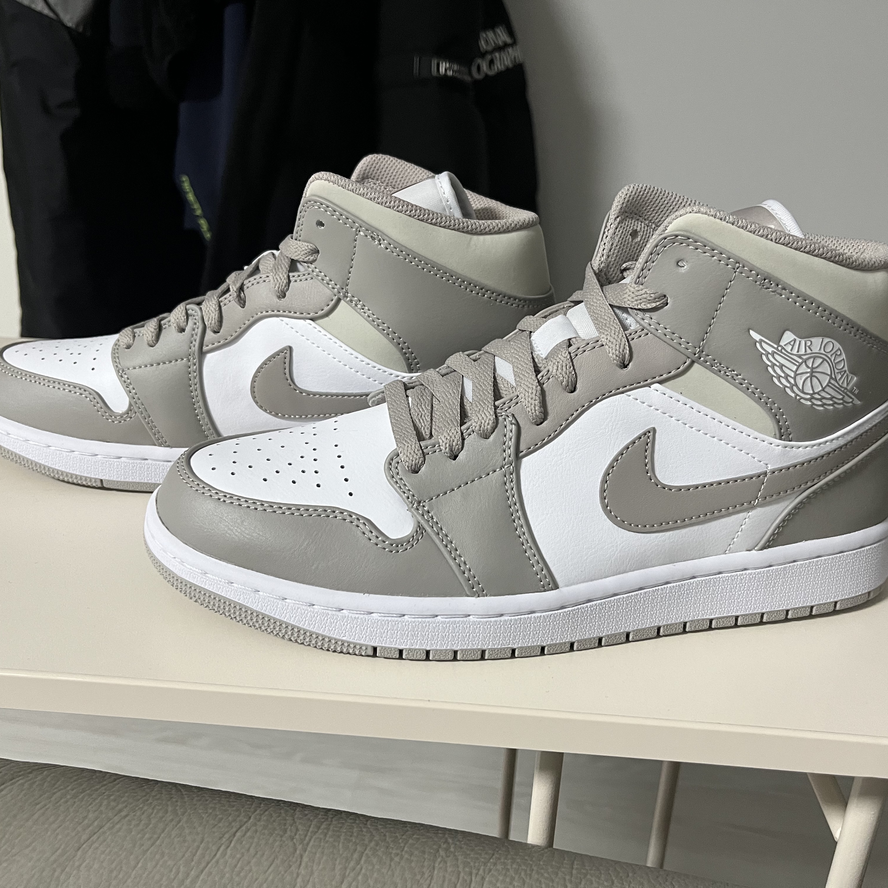 Jordan 1 Mid College Grey 착용 스타일