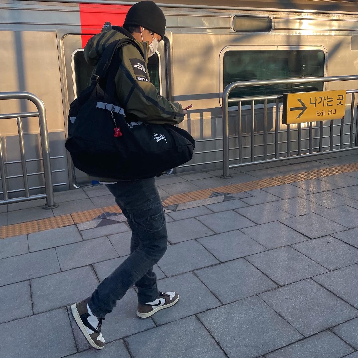 Supreme x The North Face Summit Series Outer Tape Seam Jacket Olive - 21SS, Jordan 1 x Travis Scott Retro High OG SP Mocha 착용 스타일
