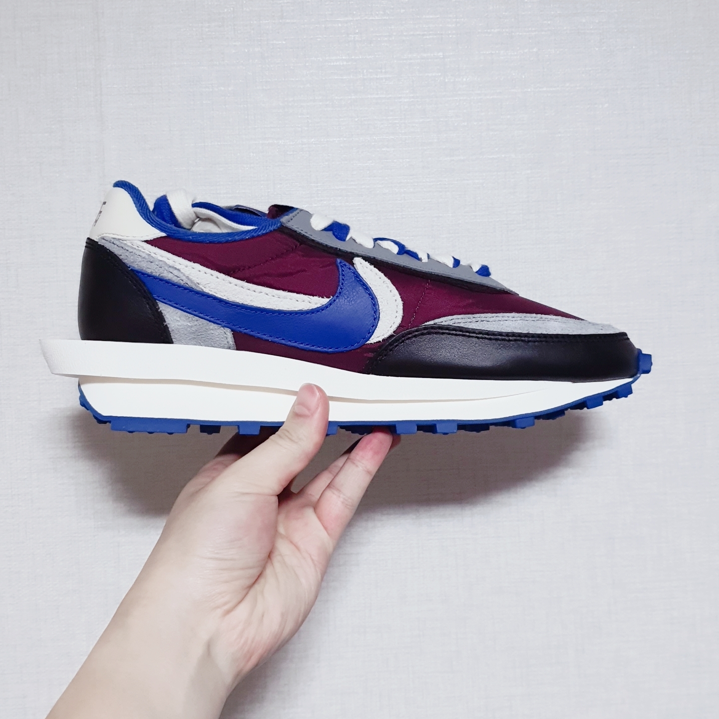 Nike x Sacai x Undercover LDWaffle Night Maroon Team Royal 착용 스타일 - 1
