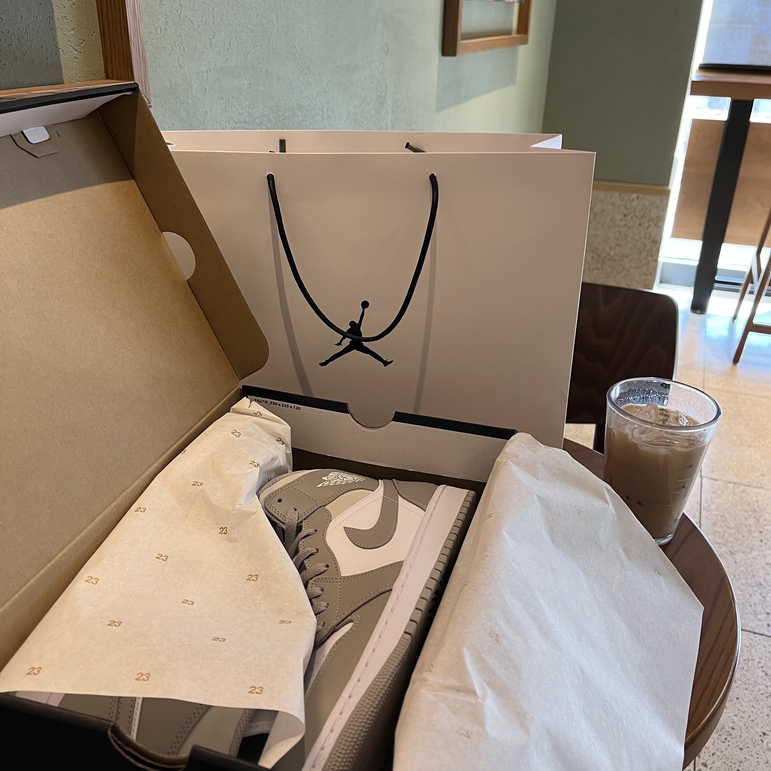 Jordan 1 Mid College Grey 착용 스타일