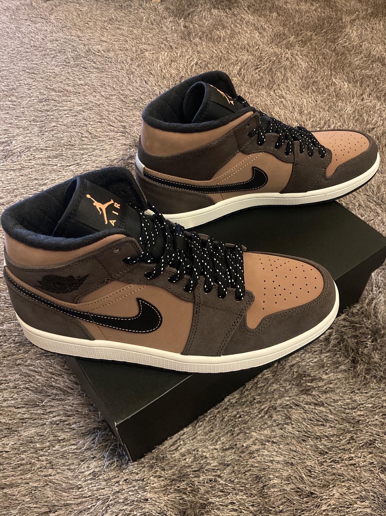 Jordan 1 Mid SE Dark Chocolate 착용 스타일 - 1