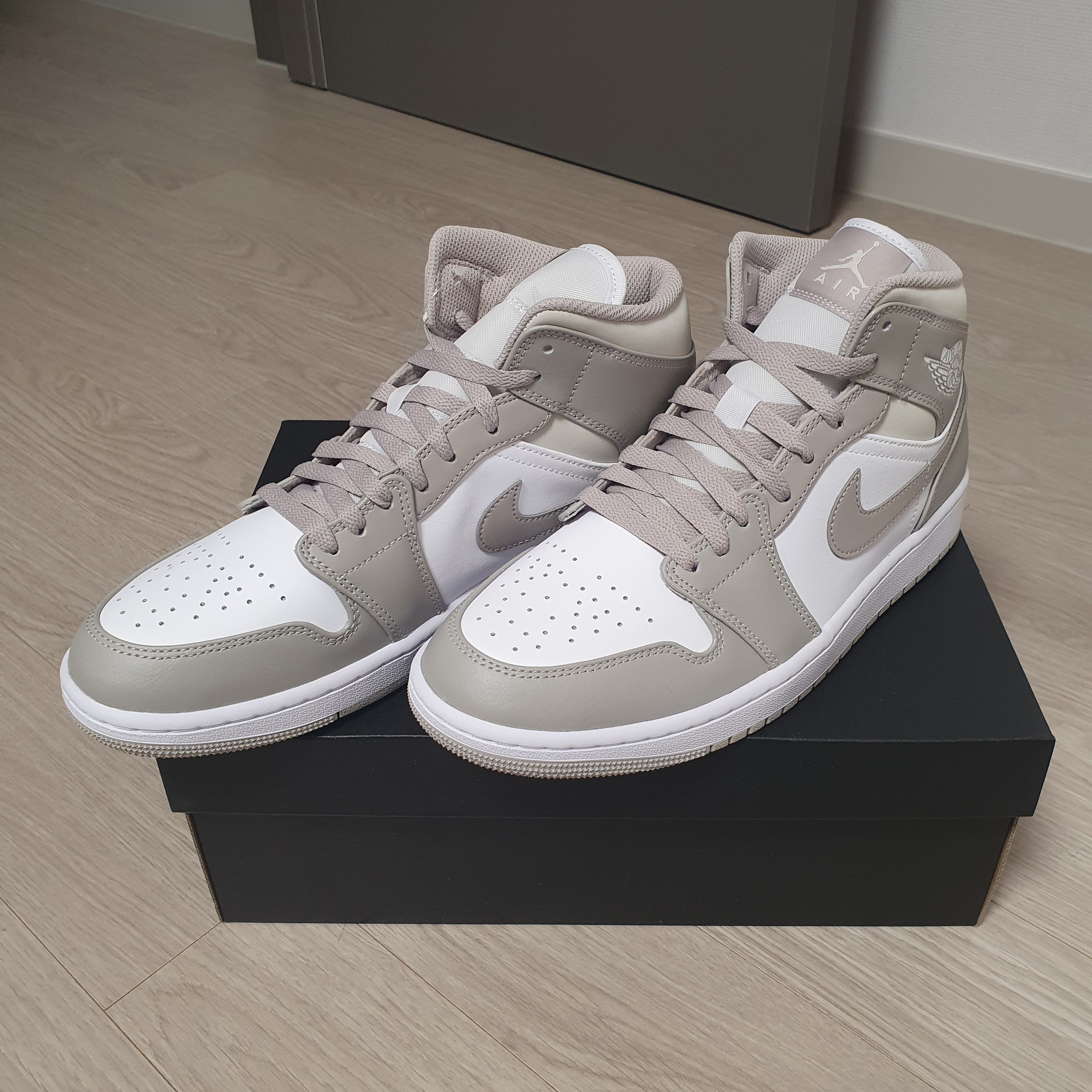 Jordan 1 Mid College Grey 착용 스타일 - 2