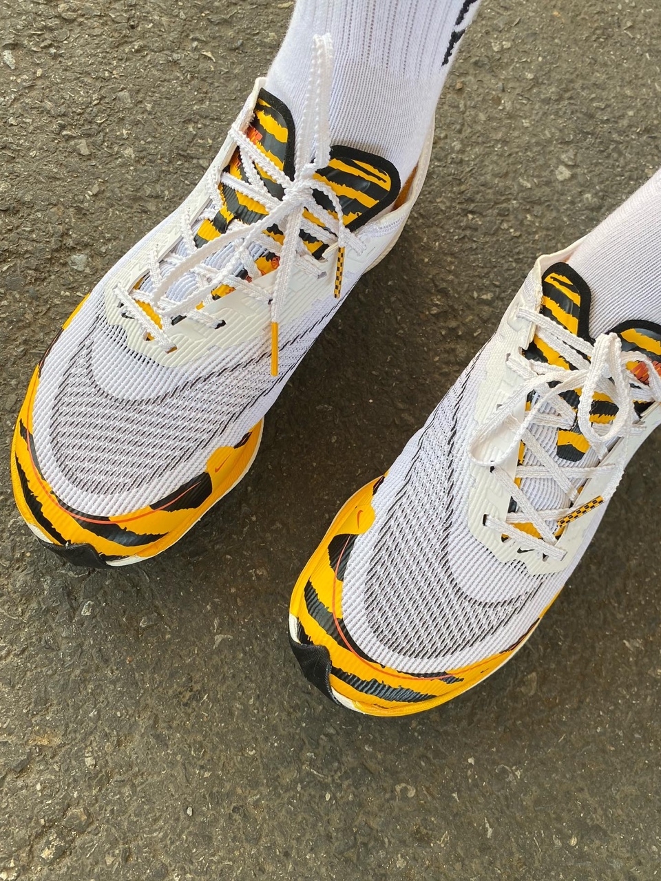 Nike ZoomX Vaporfly Next% 2 BRS White University Gold 착용 스타일 - 2