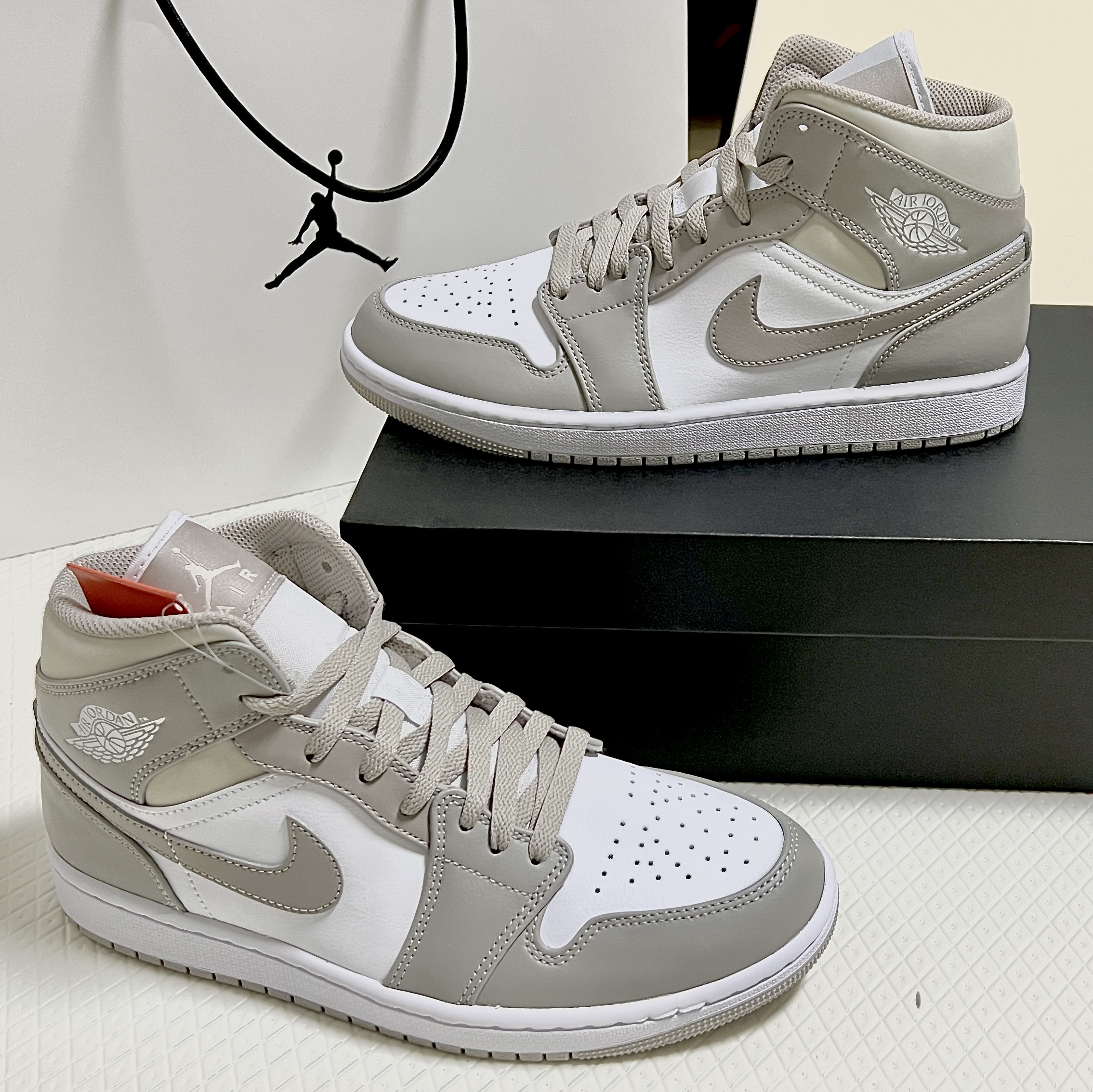 Jordan 1 Mid College Grey 착용 스타일