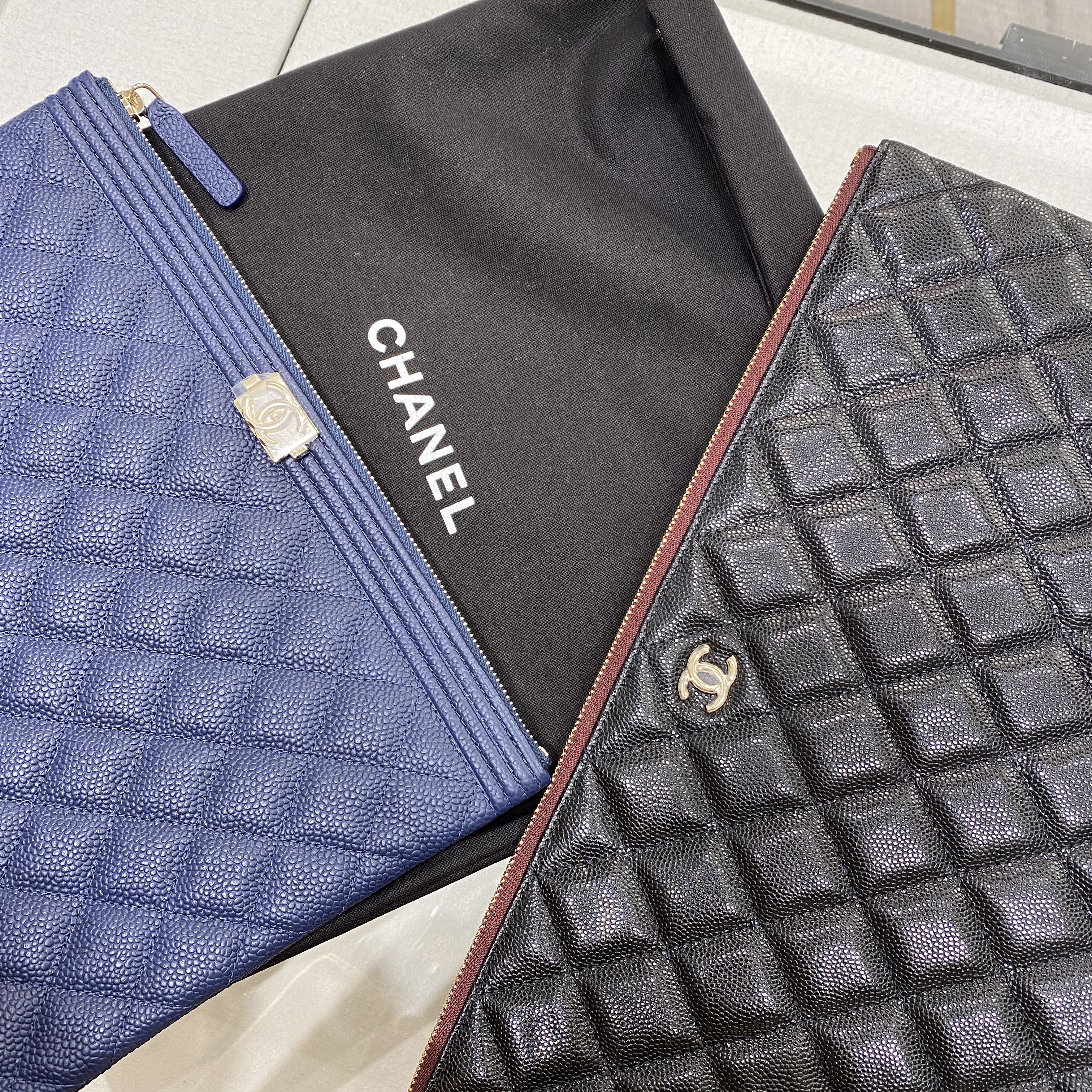 Burberry Mini Two-Tone Canvas and Leather Pocket Bag Natural Malt Brown, Chanel Large Classic Pouch Grained Calfskin & Gold Black 착용 스타일 - 4