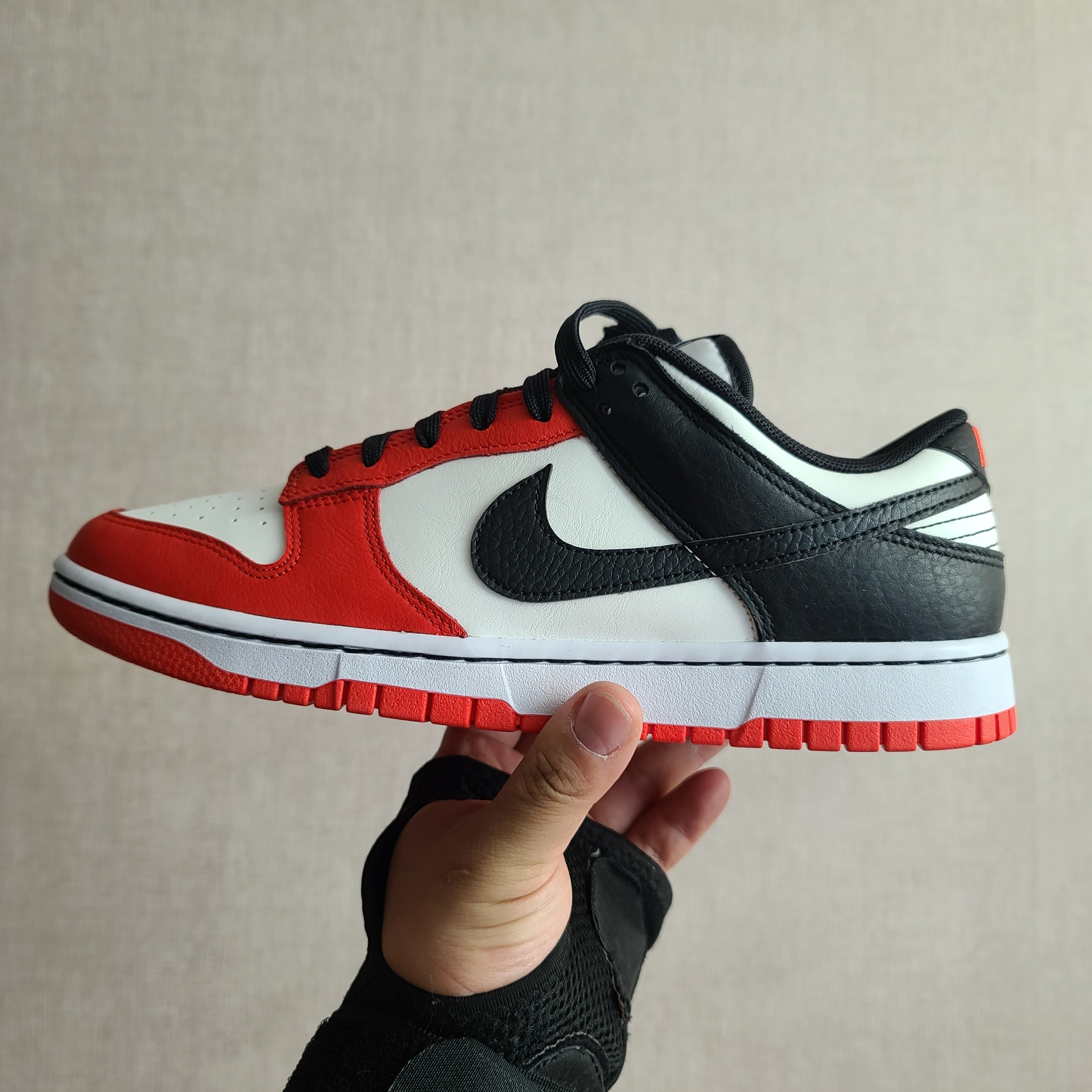 Nike x NBA Dunk Low Retro EMB Black and Chile Red 착용 스타일