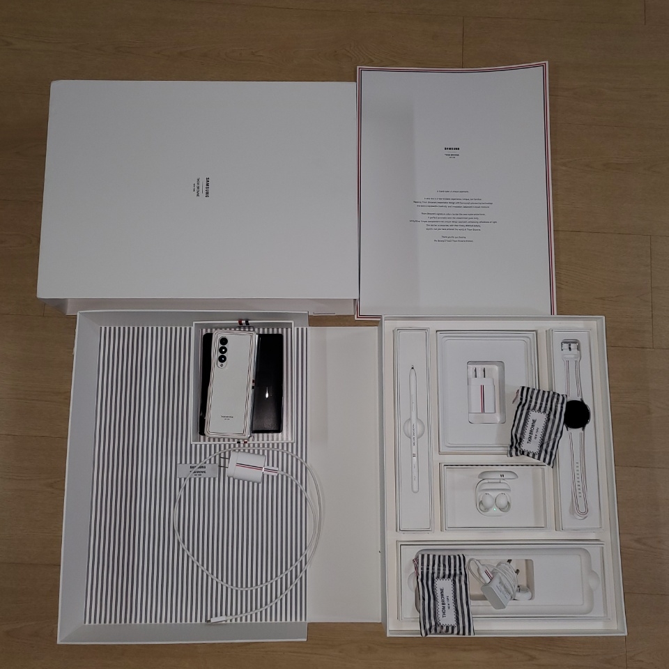 Samsung Galaxy Z Fold3 Thom Browne Edition (Korean Ver.) 착용 스타일 - 5