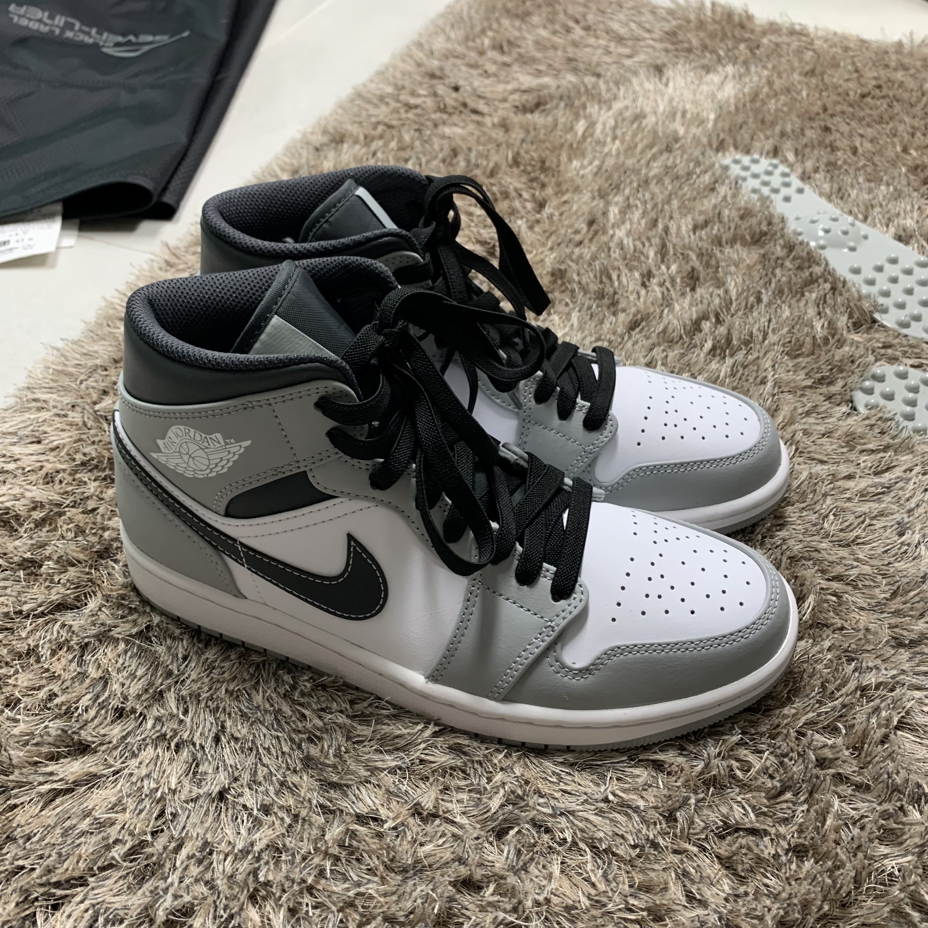 Jordan 1 Mid Light Smoke Grey Anthracite 착용 스타일 - 1