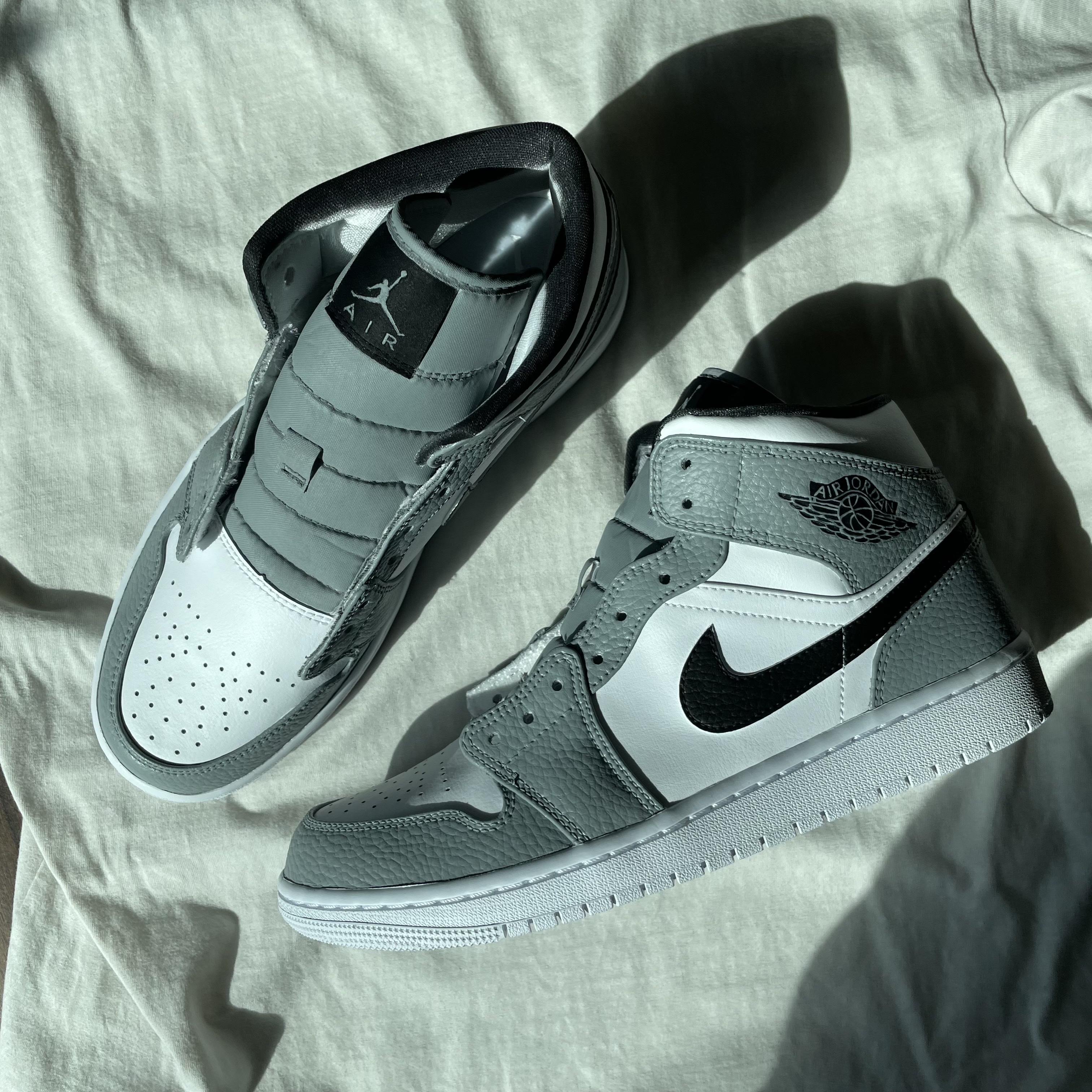 Jordan 1 Mid Triple White, (W) Jordan 1 Mid White Snakeskin 착용 스타일 - 1