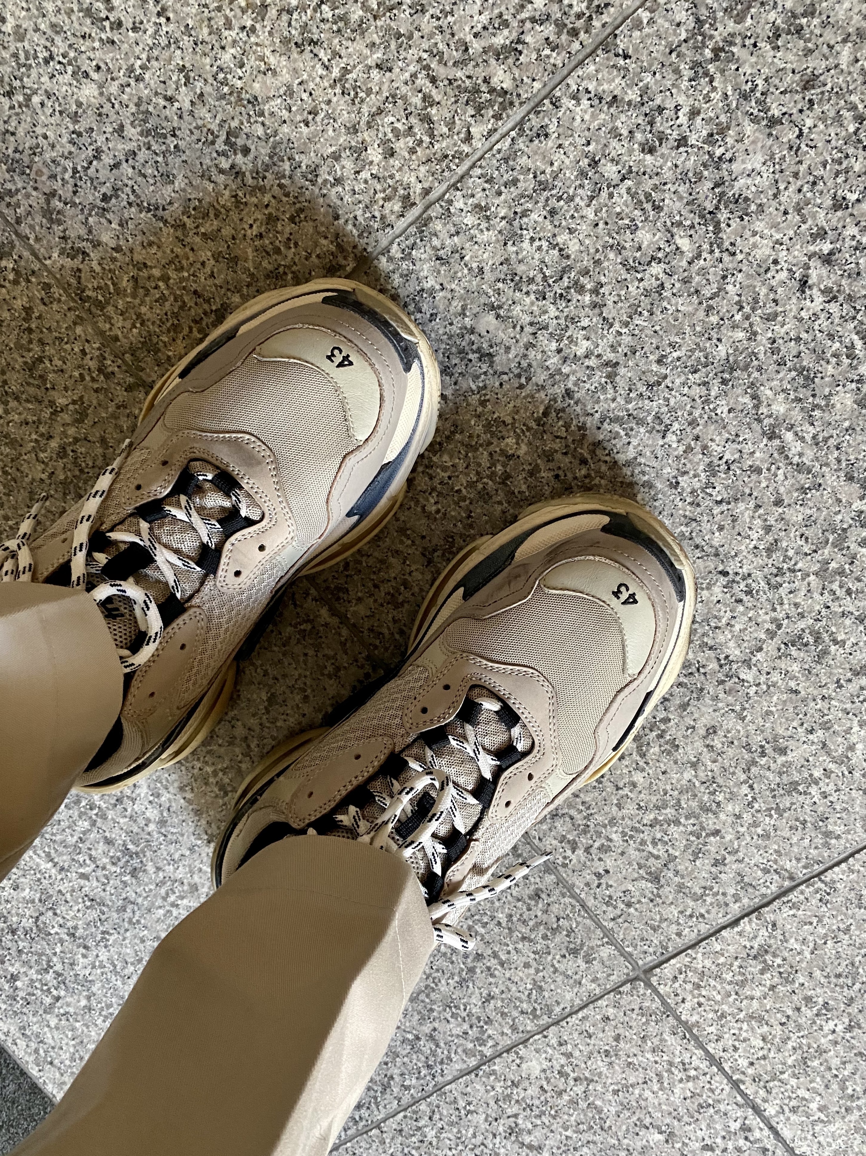 Balenciaga Triple S Trainer Grey 2018 착용 스타일 - 3